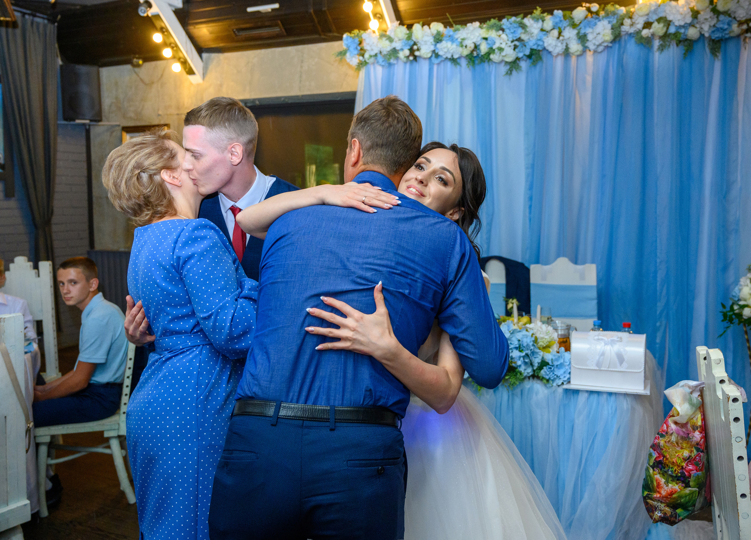 Прогулка в поле, свадьба в поле, прогулка лошади. Семейный и контент фотограф в Москве Alira