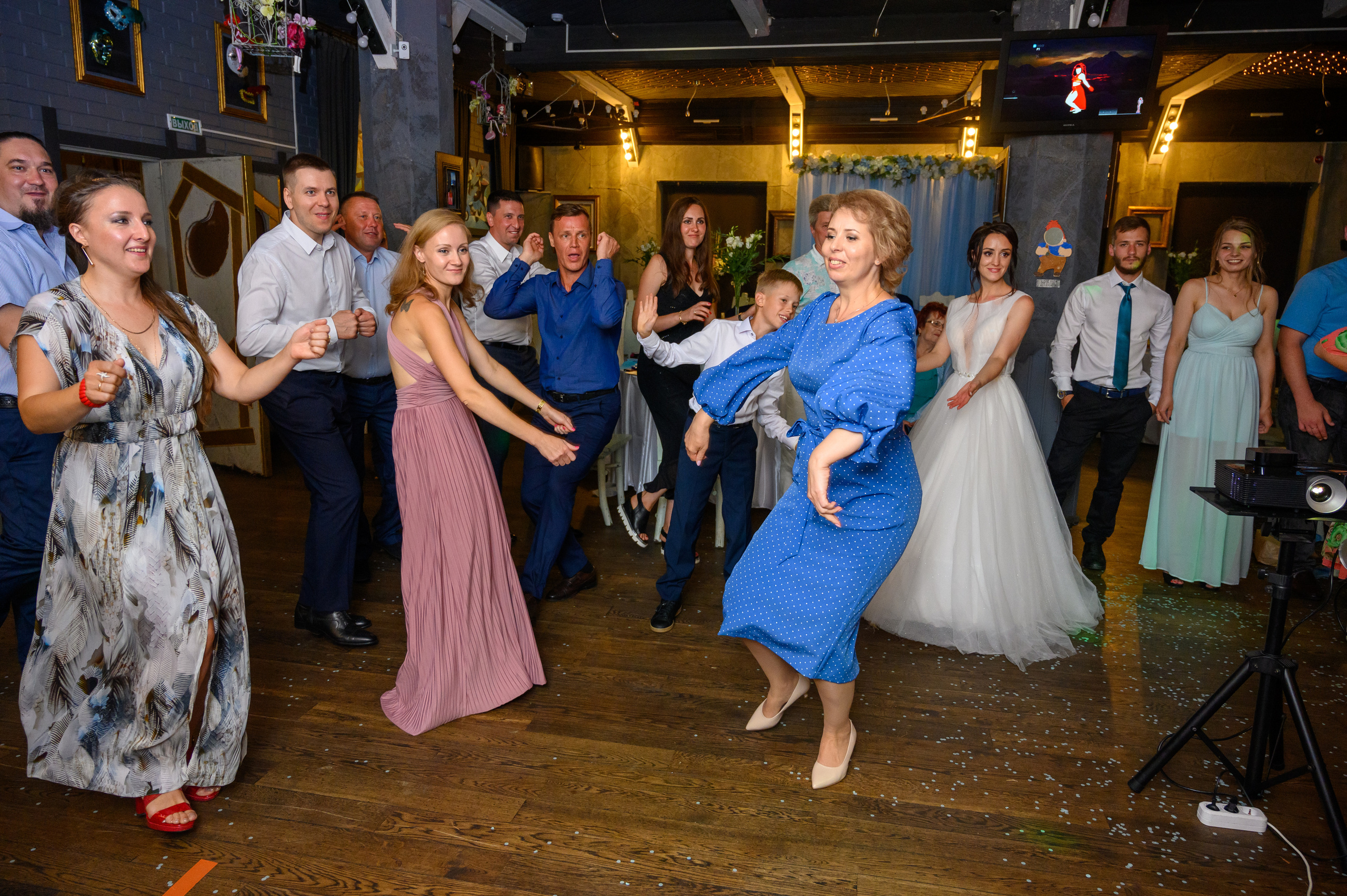 Прогулка в поле, свадьба в поле, прогулка лошади. Семейный и контент фотограф в Москве Alira