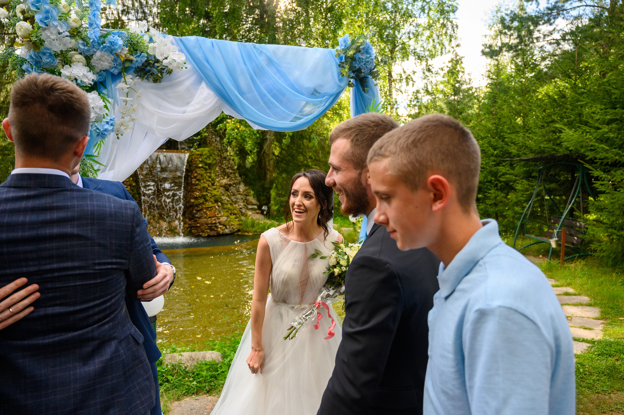 Прогулка в поле, свадьба в поле, прогулка лошади. Семейный и контент фотограф в Москве Alira