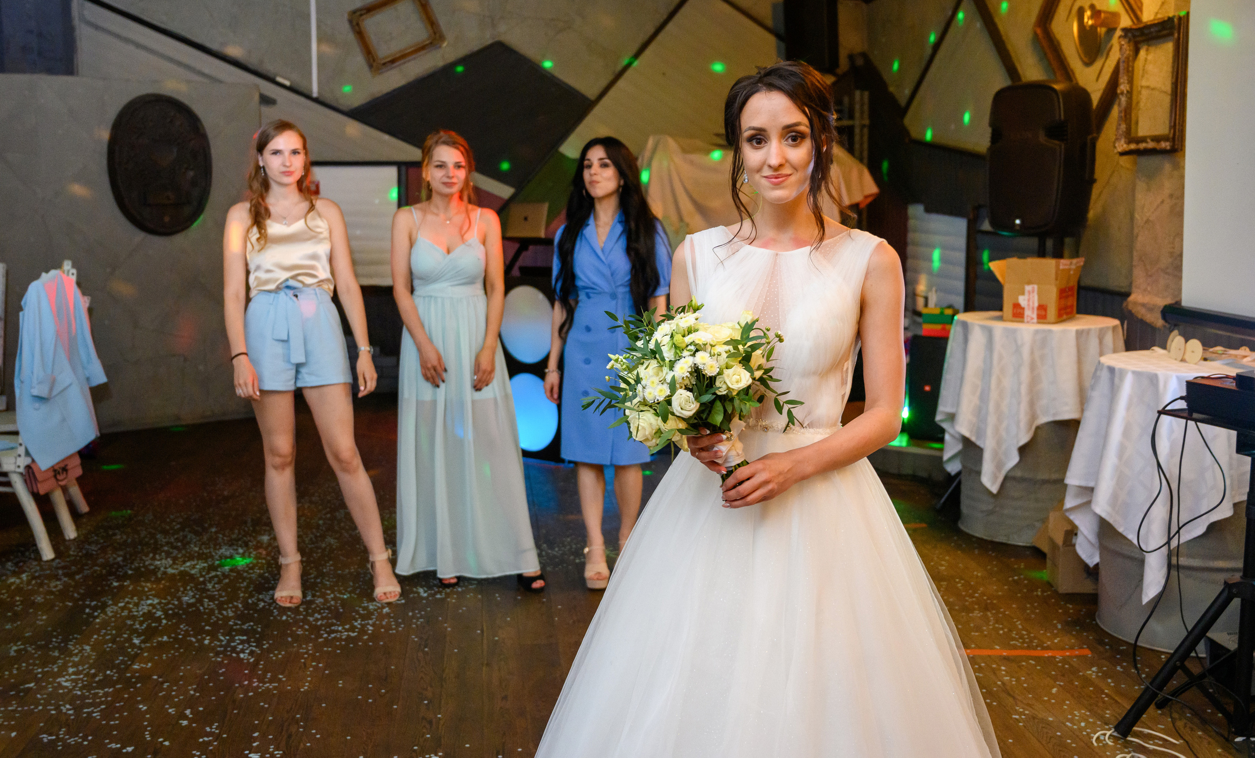 Прогулка в поле, свадьба в поле, прогулка лошади. Семейный и контент фотограф в Москве Alira