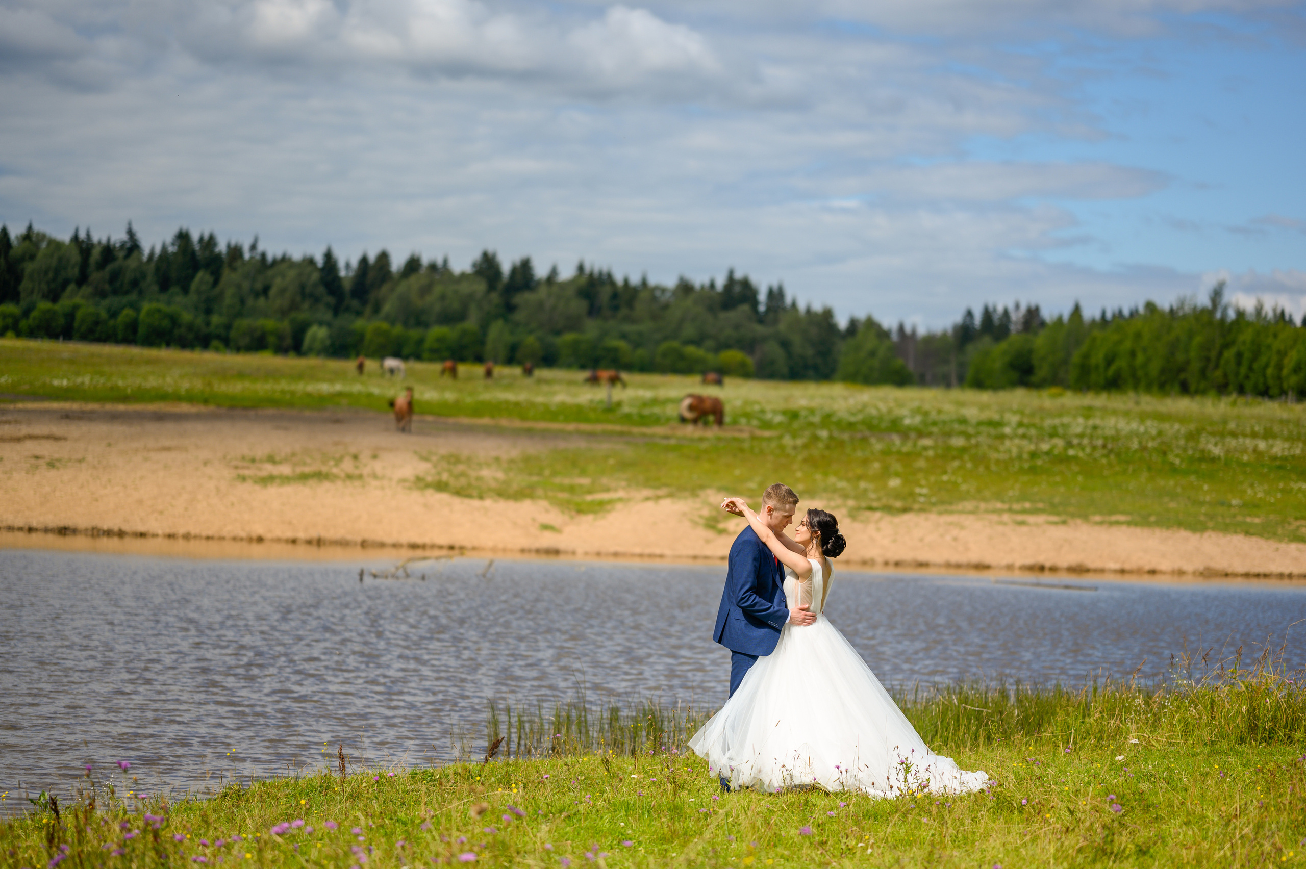 Прогулка в поле, свадьба в поле, прогулка лошади. Семейный и контент фотограф в Москве Alira