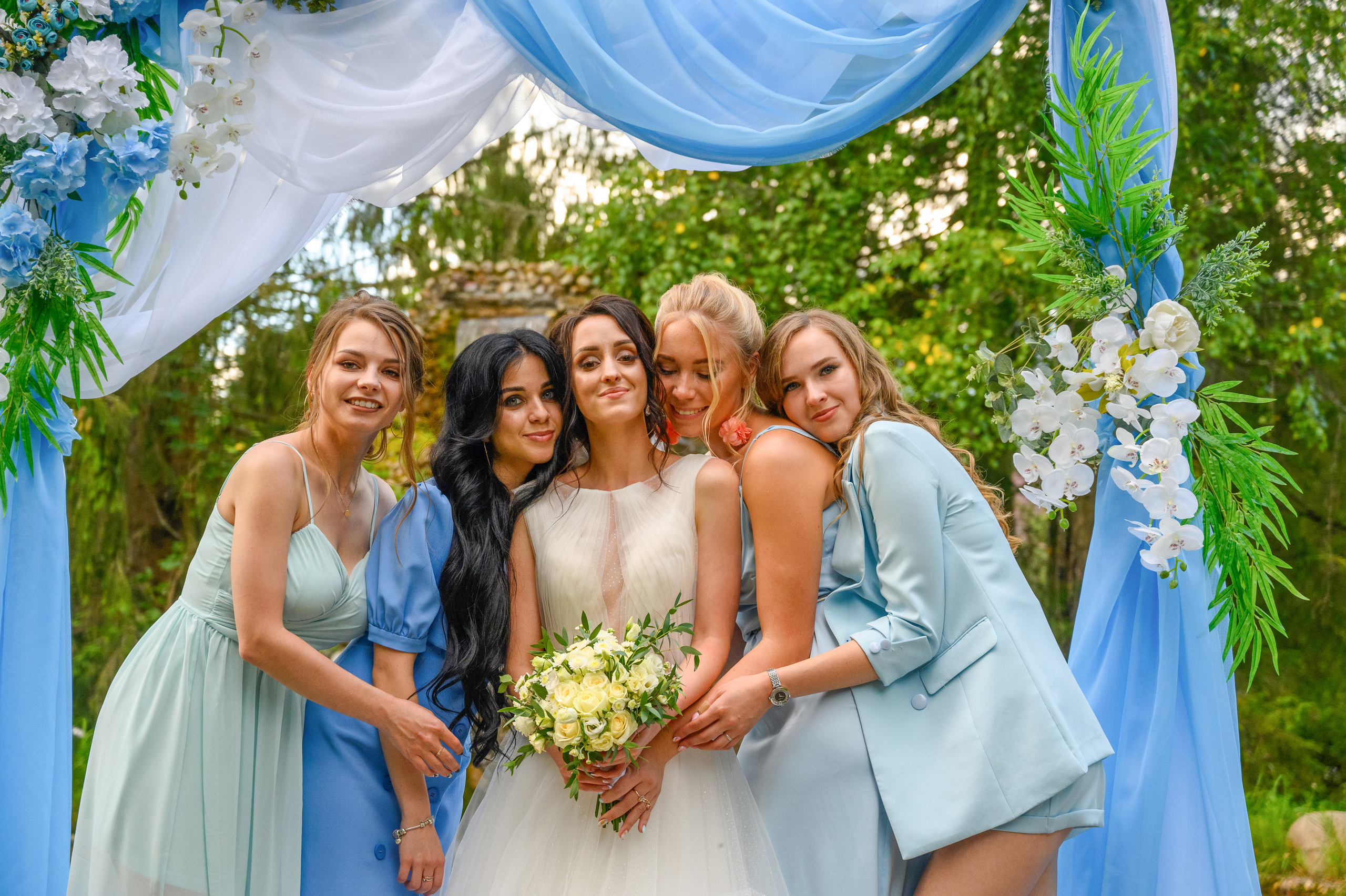 Прогулка в поле, свадьба в поле, прогулка лошади. Семейный и контент фотограф в Москве Alira