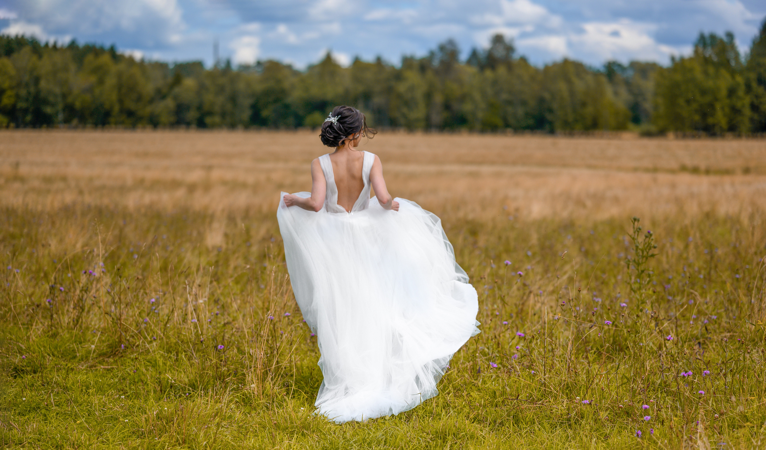 Прогулка в поле, свадьба в поле, прогулка лошади. Семейный и контент фотограф в Москве Alira