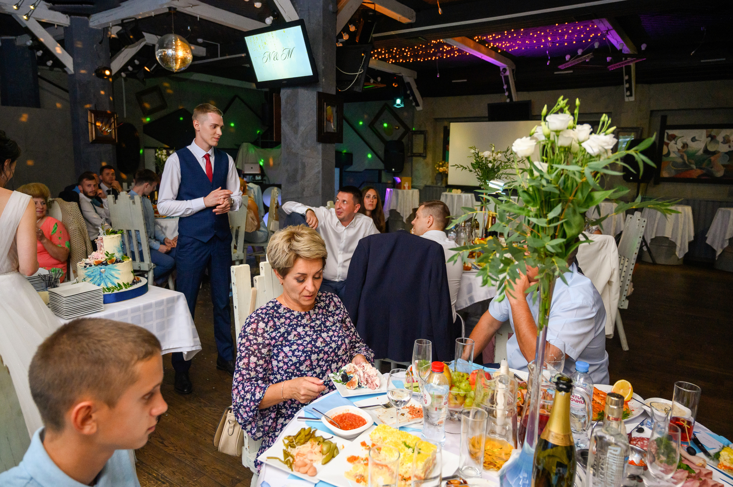 Прогулка в поле, свадьба в поле, прогулка лошади. Семейный и контент фотограф в Москве Alira