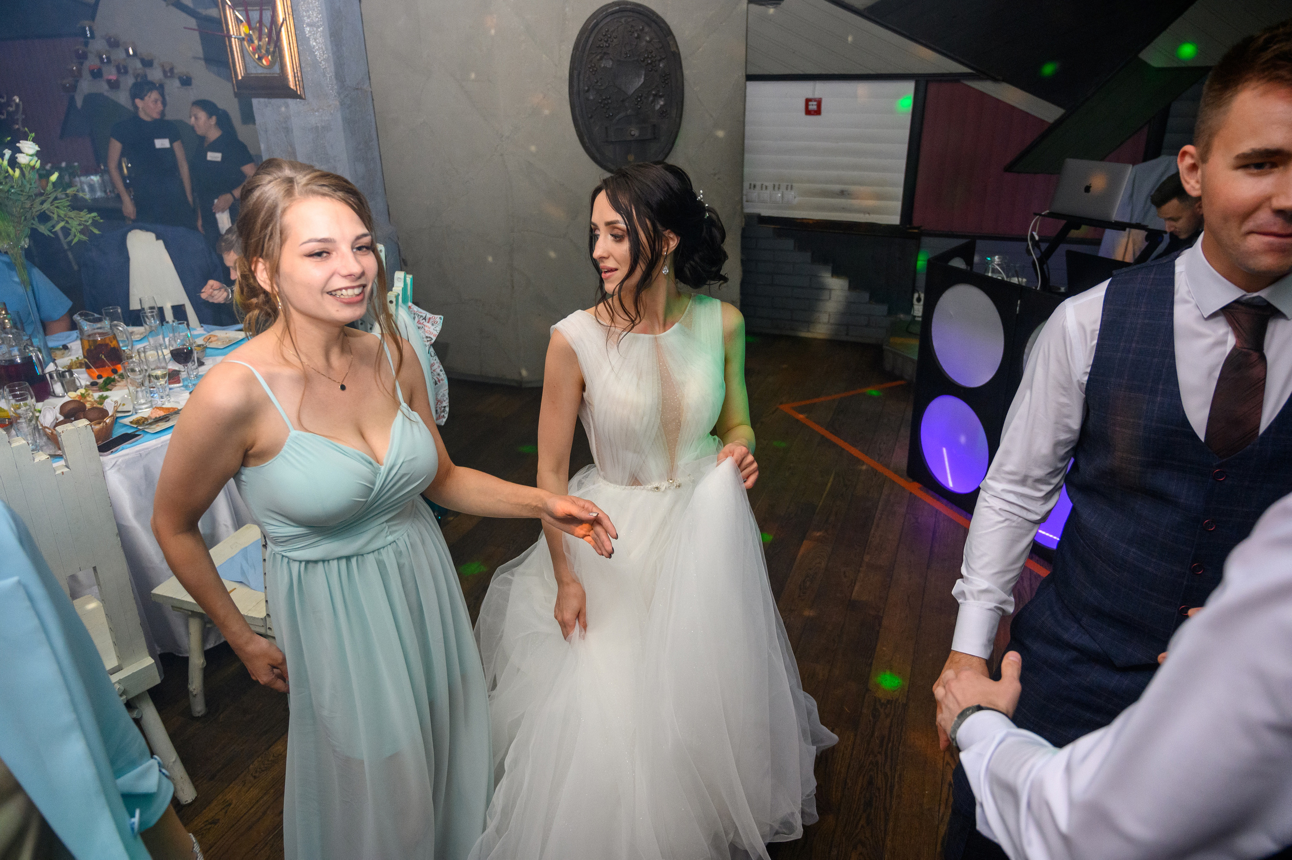 Прогулка в поле, свадьба в поле, прогулка лошади. Семейный и контент фотограф в Москве Alira