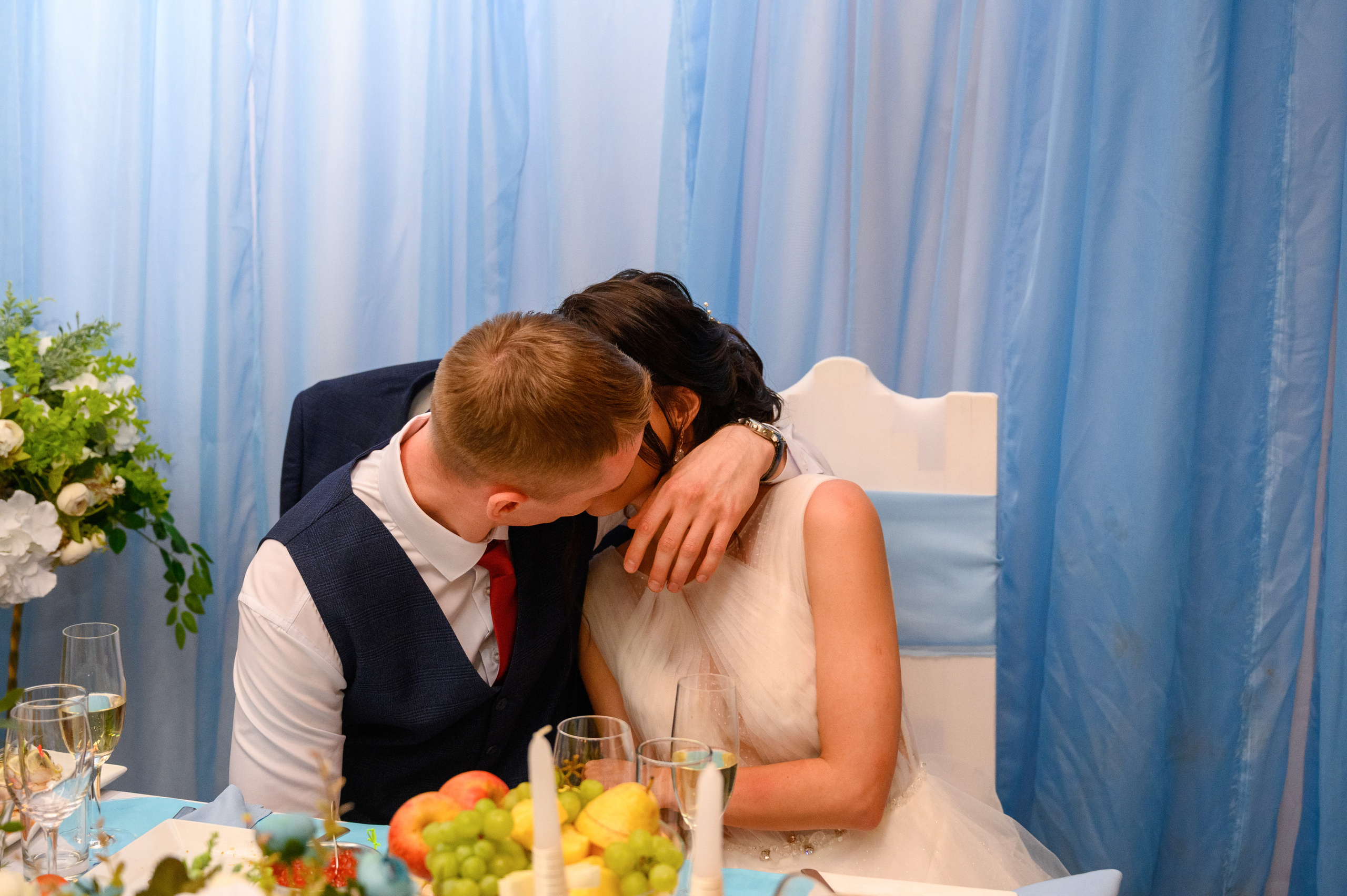 Прогулка в поле, свадьба в поле, прогулка лошади. Семейный и контент фотограф в Москве Alira