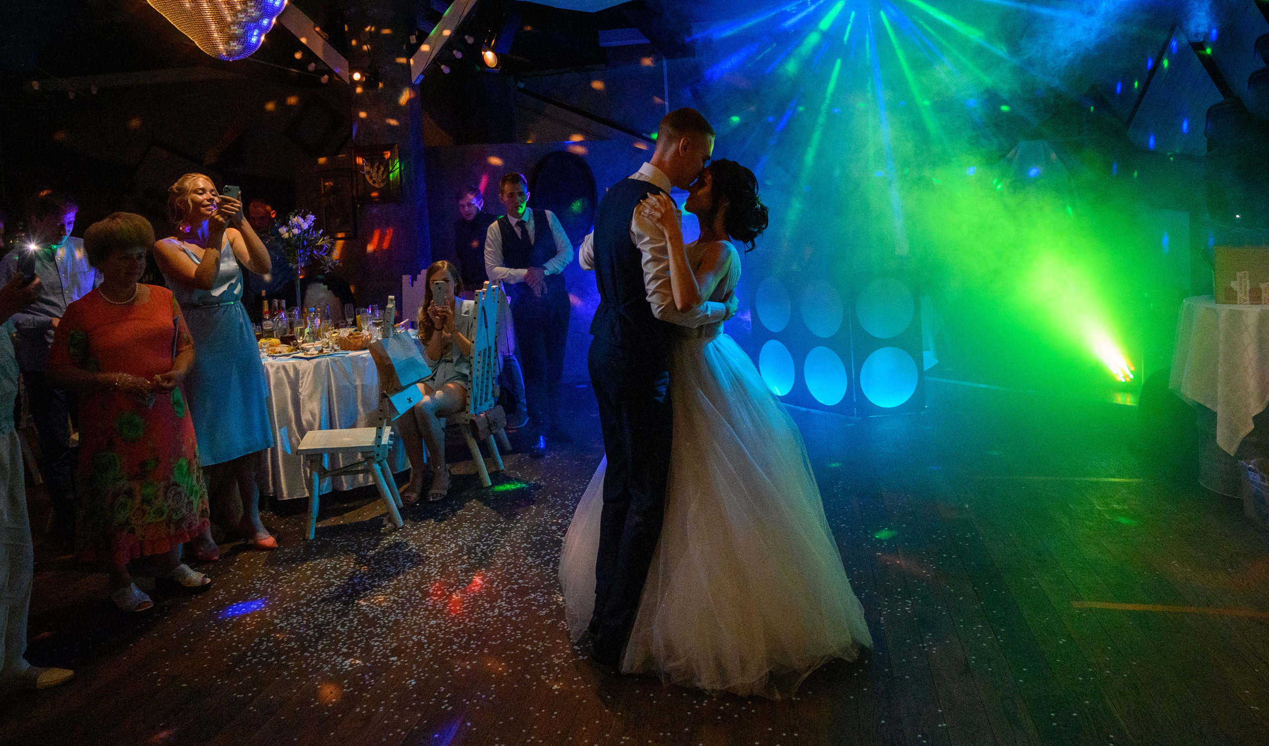 Прогулка в поле, свадьба в поле, прогулка лошади. Семейный и контент фотограф в Москве Alira