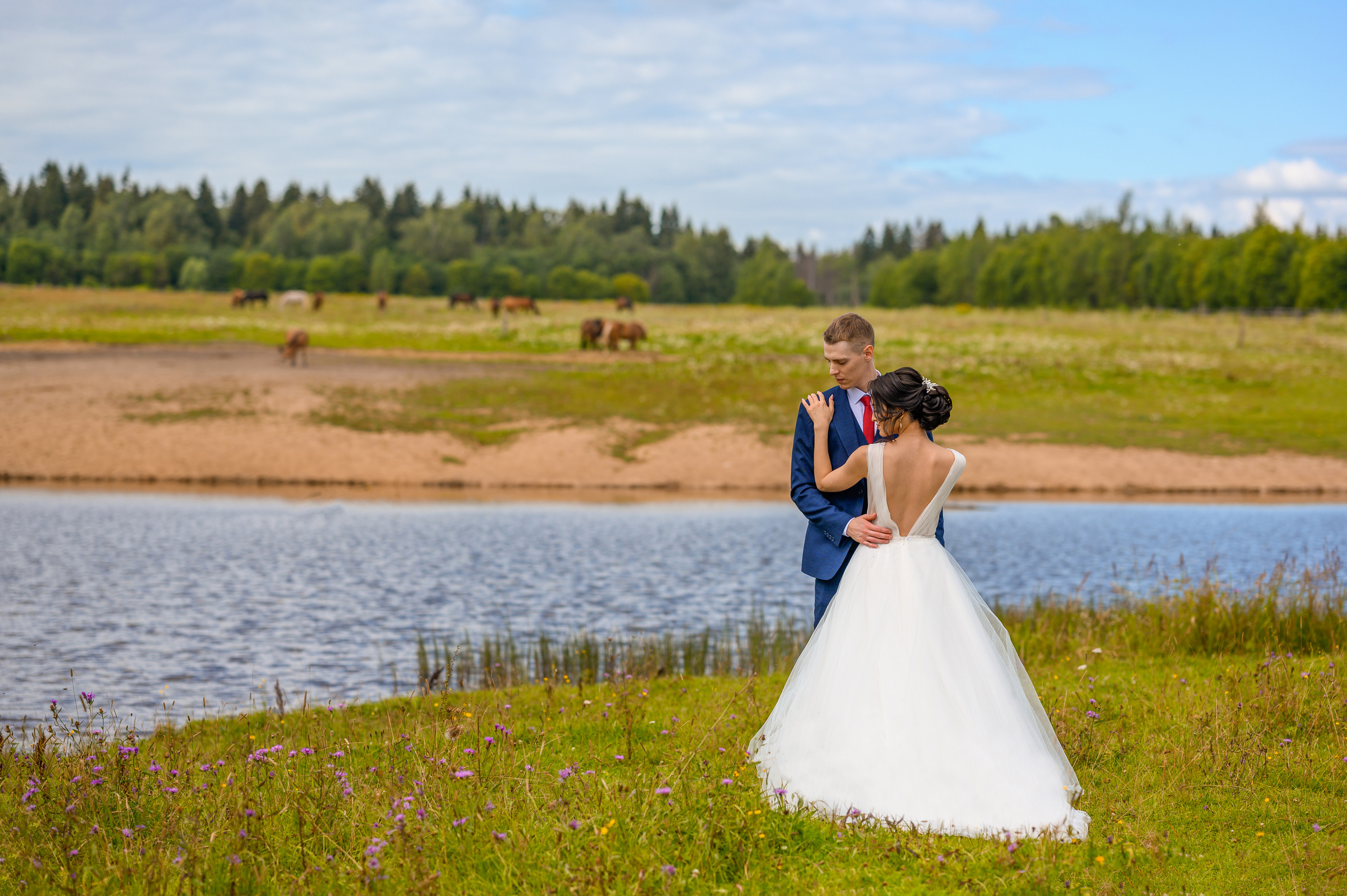 Прогулка в поле, свадьба в поле, прогулка лошади. Семейный и контент фотограф в Москве Alira
