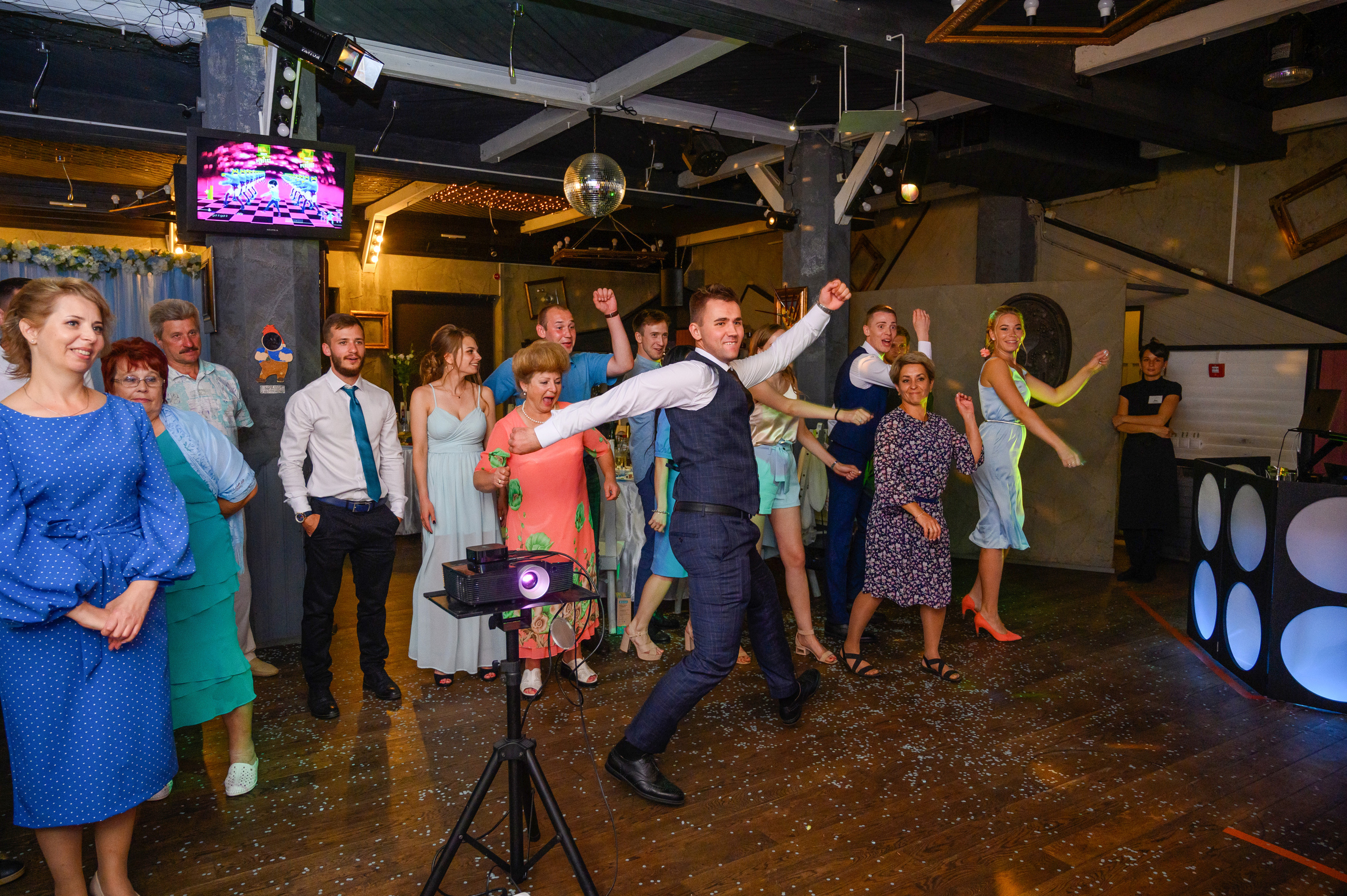 Прогулка в поле, свадьба в поле, прогулка лошади. Семейный и контент фотограф в Москве Alira