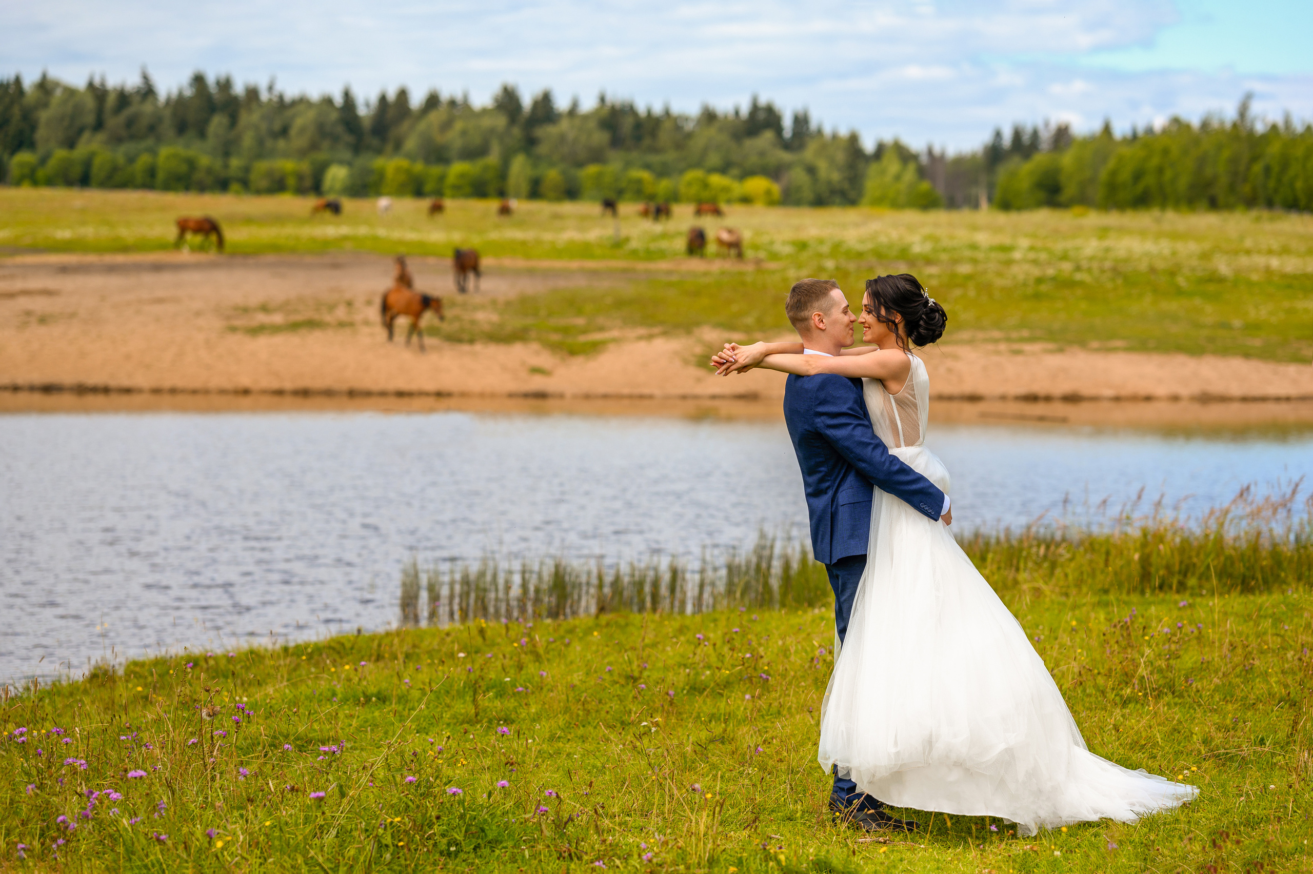 Прогулка в поле, свадьба в поле, прогулка лошади. Семейный и контент фотограф в Москве Alira