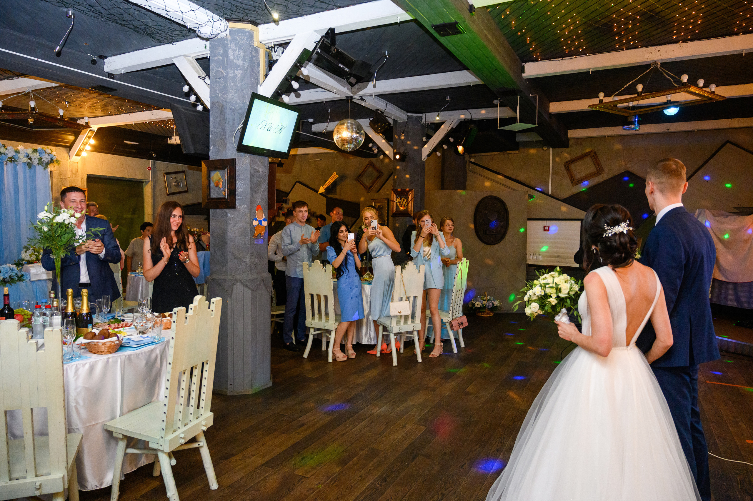 Прогулка в поле, свадьба в поле, прогулка лошади. Семейный и контент фотограф в Москве Alira