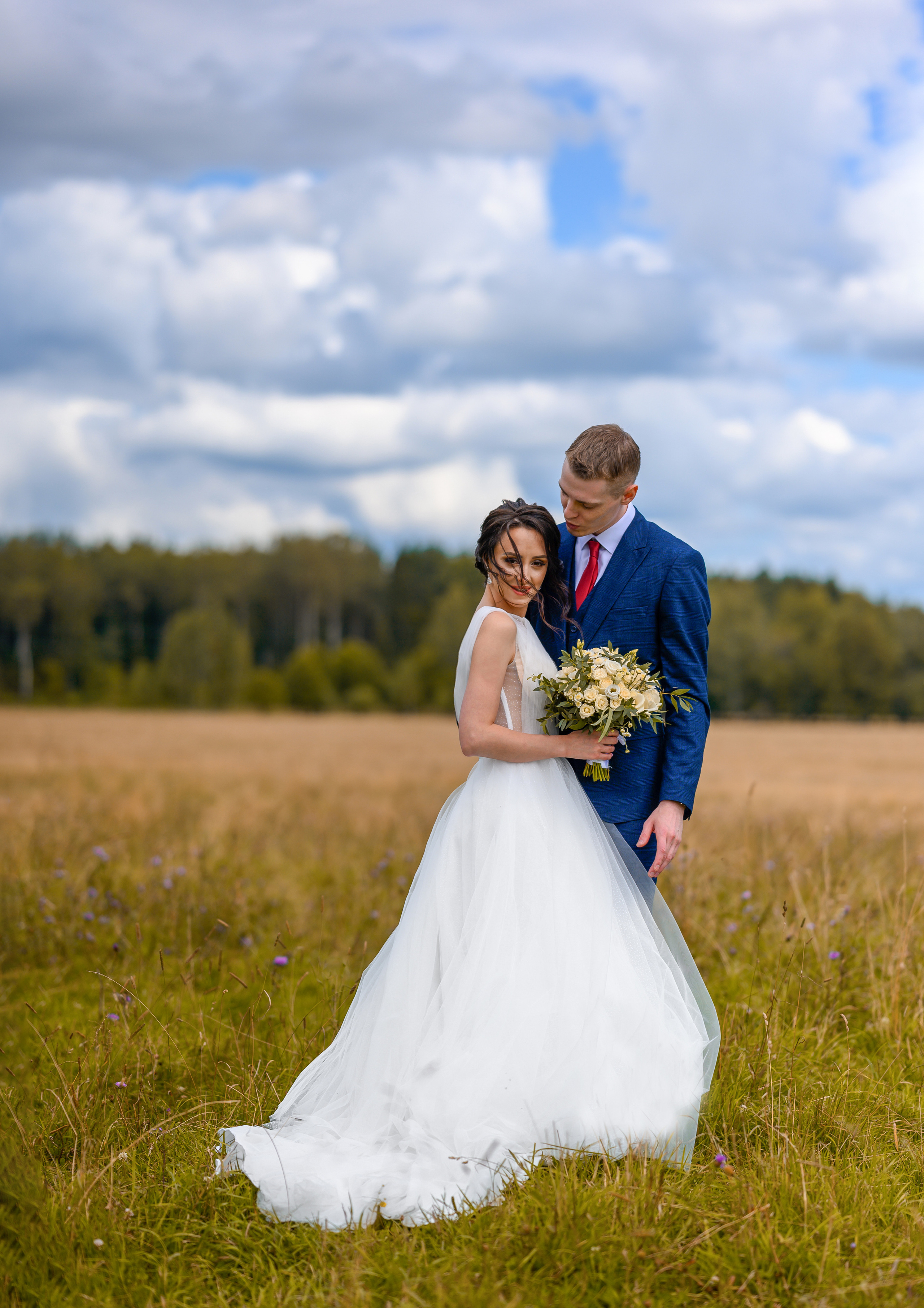 Прогулка в поле, свадьба в поле, прогулка лошади. Семейный и контент фотограф в Москве Alira