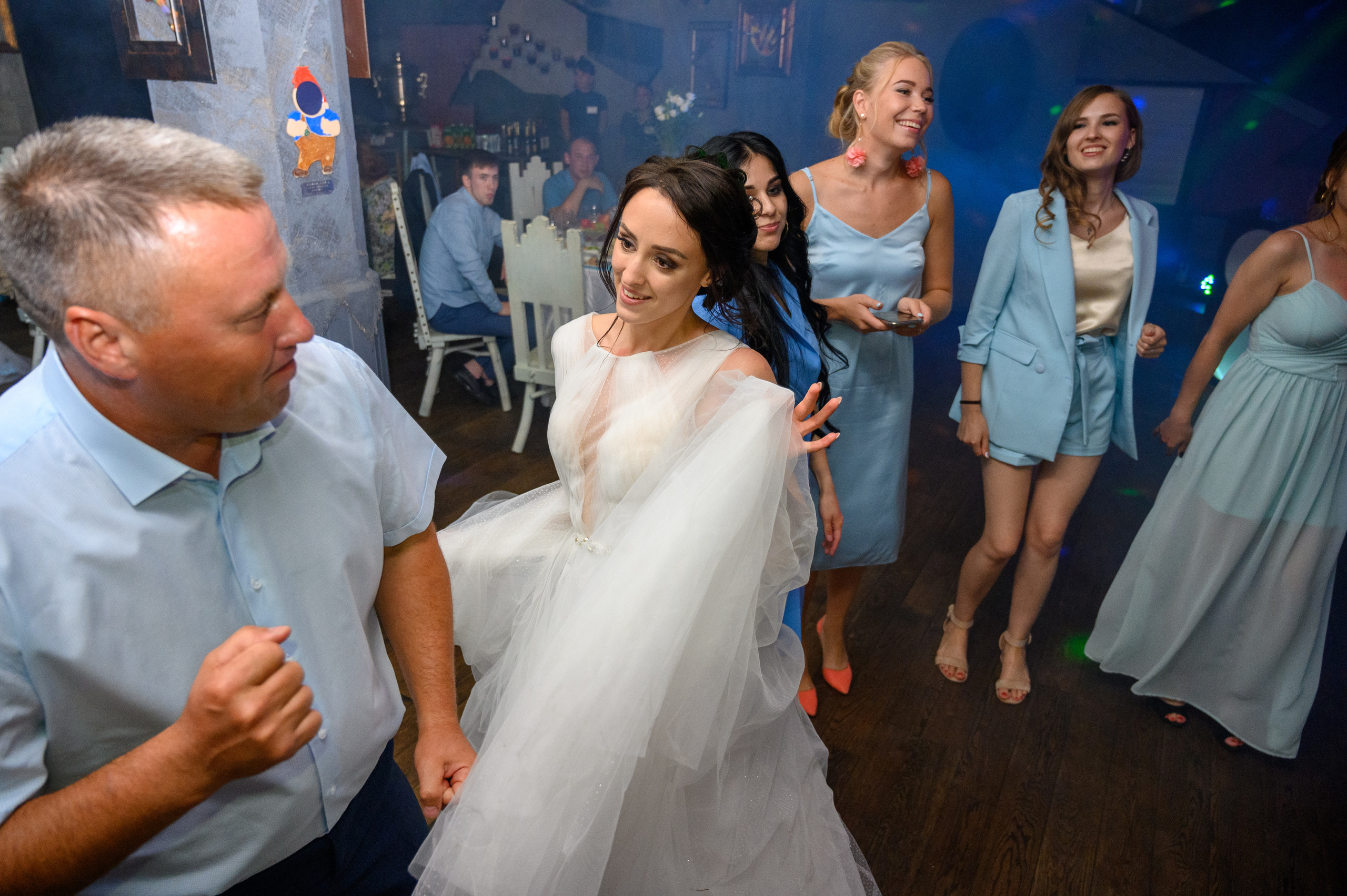 Прогулка в поле, свадьба в поле, прогулка лошади. Семейный и контент фотограф в Москве Alira