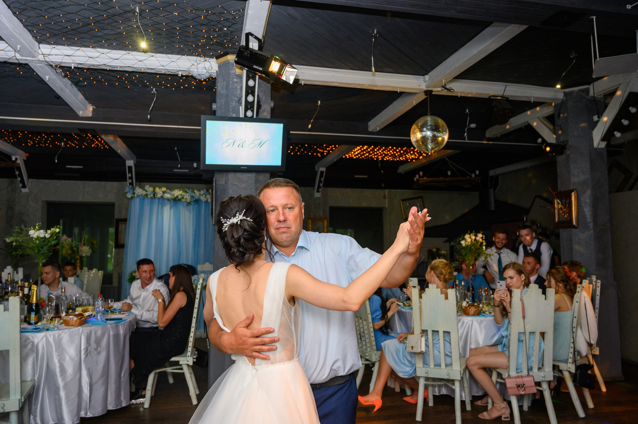 Прогулка в поле, свадьба в поле, прогулка лошади. Семейный и контент фотограф в Москве Alira