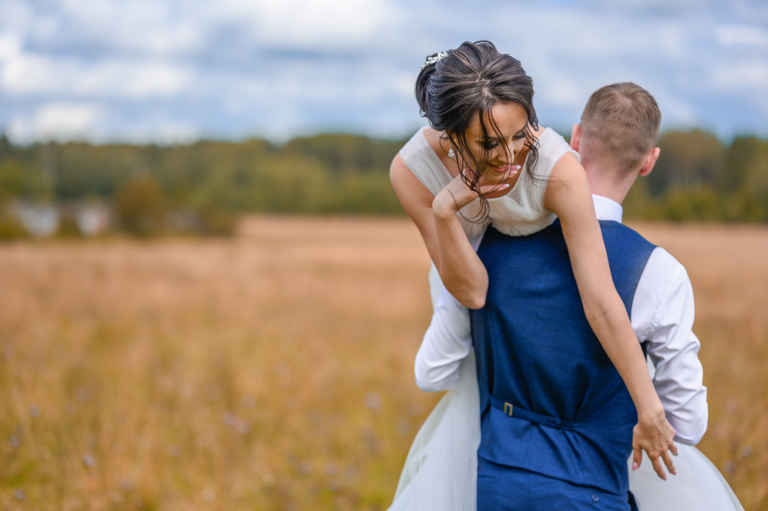 Прогулка в поле, свадьба в поле, прогулка лошади. Семейный и контент фотограф в Москве Alira