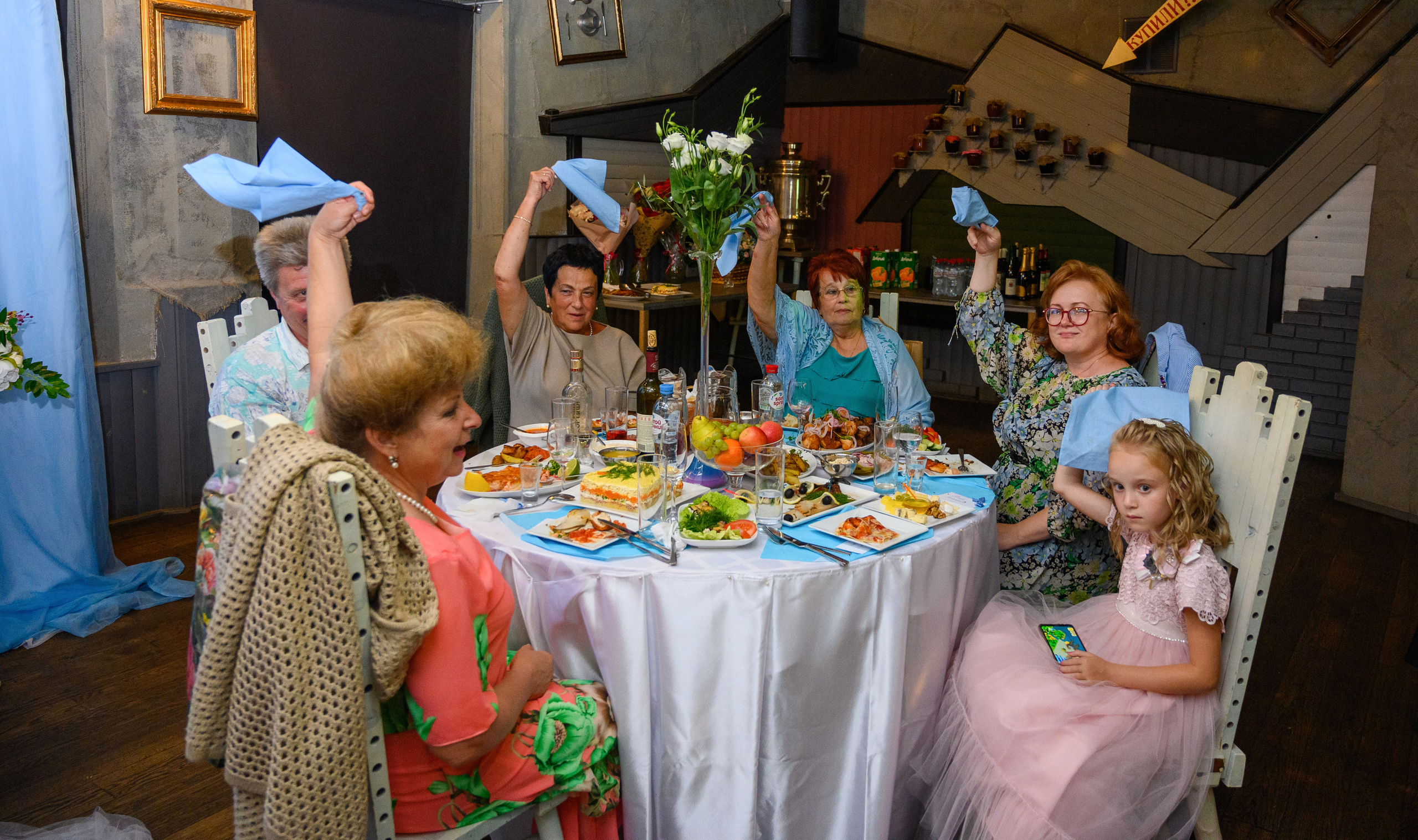 Прогулка в поле, свадьба в поле, прогулка лошади. Семейный и контент фотограф в Москве Alira