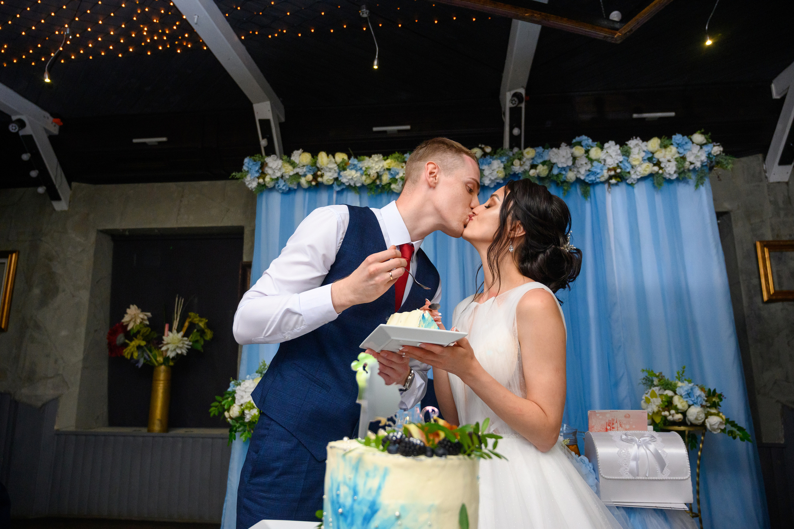 Прогулка в поле, свадьба в поле, прогулка лошади. Семейный и контент фотограф в Москве Alira