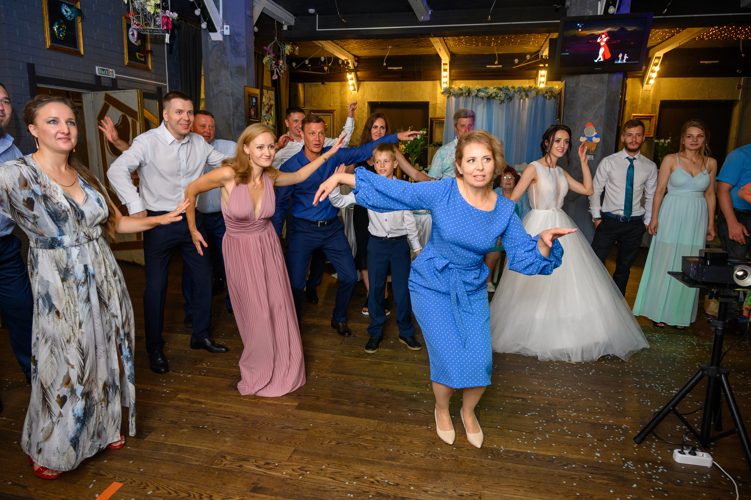 Прогулка в поле, свадьба в поле, прогулка лошади. Семейный и контент фотограф в Москве Alira