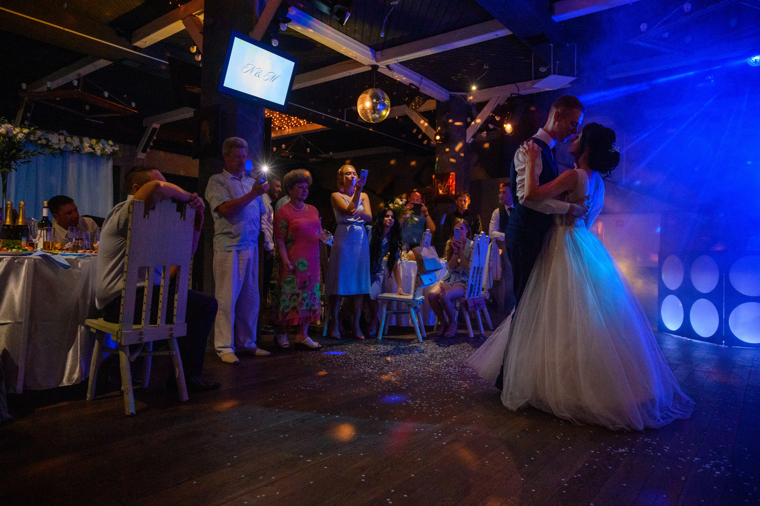 Прогулка в поле, свадьба в поле, прогулка лошади. Семейный и контент фотограф в Москве Alira