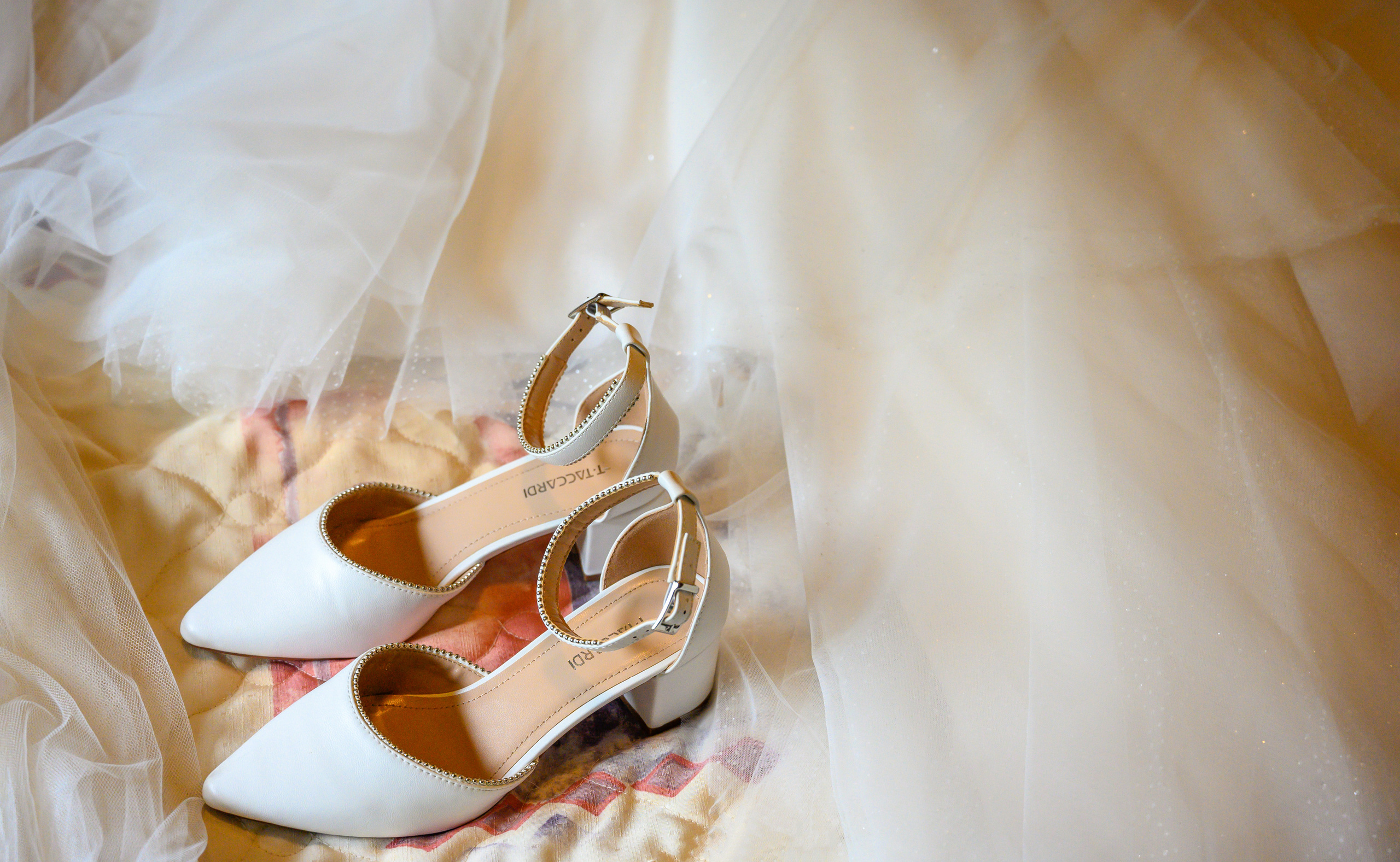 Прогулка в поле, свадьба в поле, прогулка лошади. Семейный и контент фотограф в Москве Alira