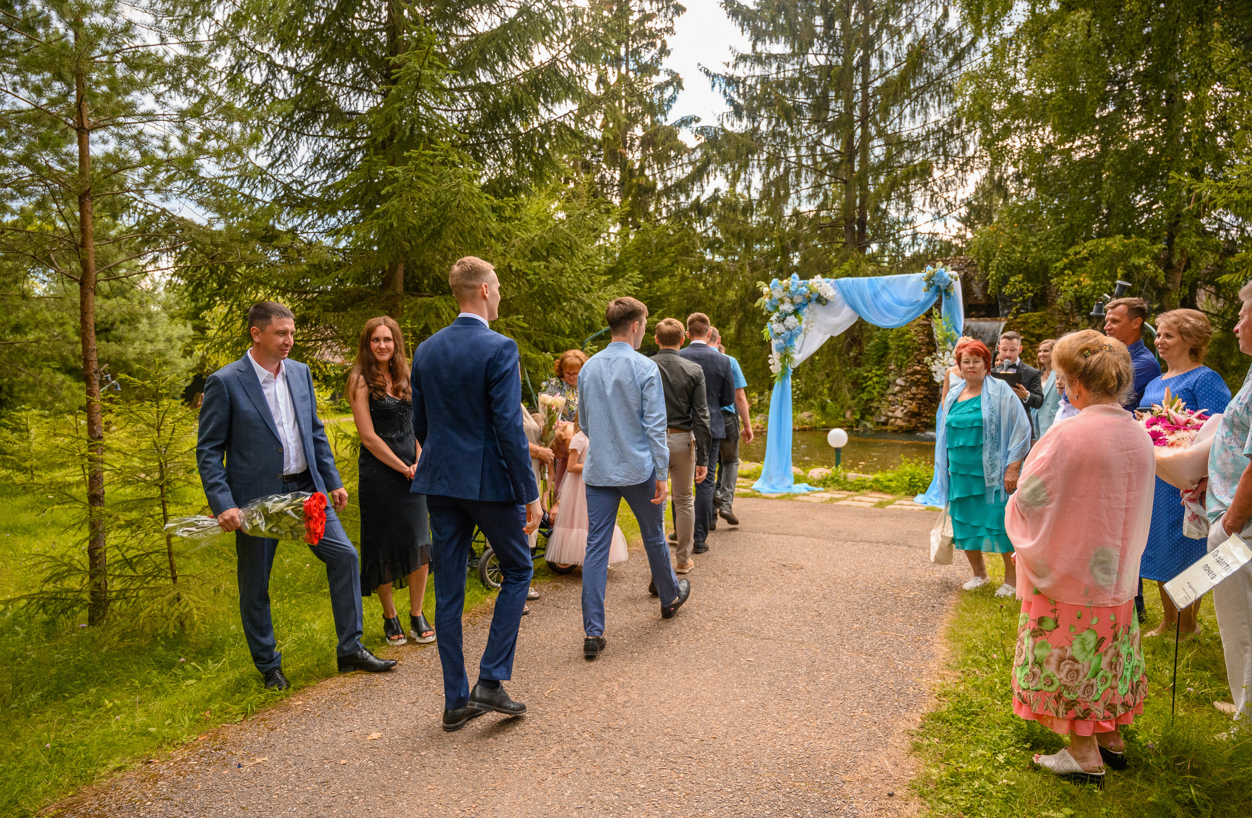 Прогулка в поле, свадьба в поле, прогулка лошади. Семейный и контент фотограф в Москве Alira