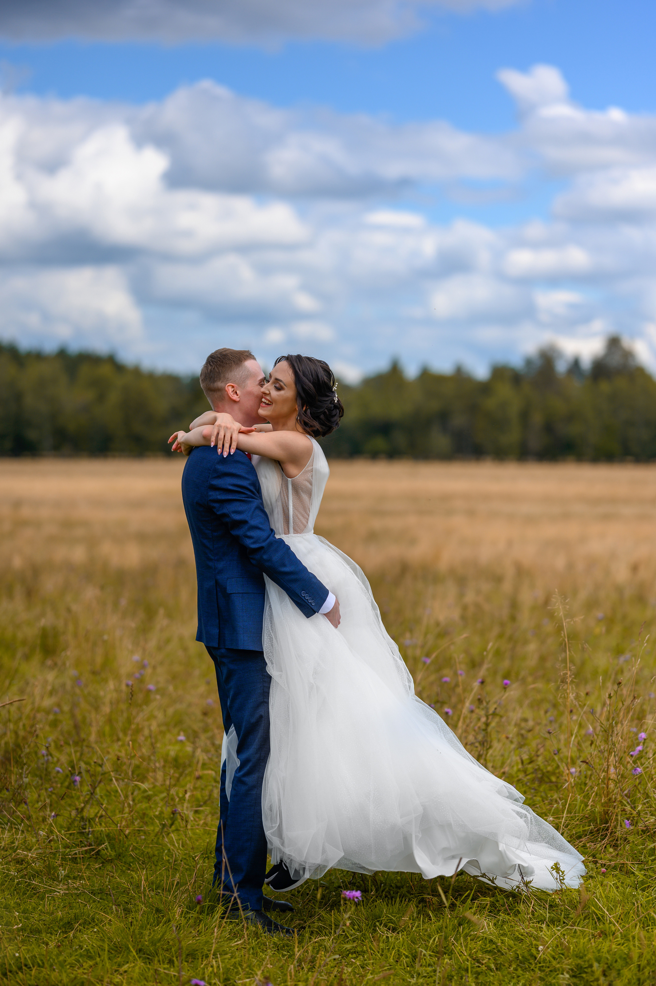 Прогулка в поле, свадьба в поле, прогулка лошади. Семейный и контент фотограф в Москве Alira