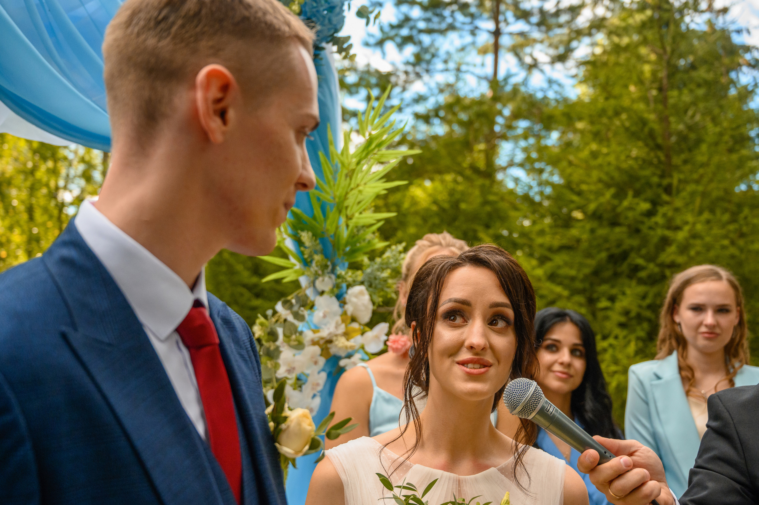 Прогулка в поле, свадьба в поле, прогулка лошади. Семейный и контент фотограф в Москве Alira