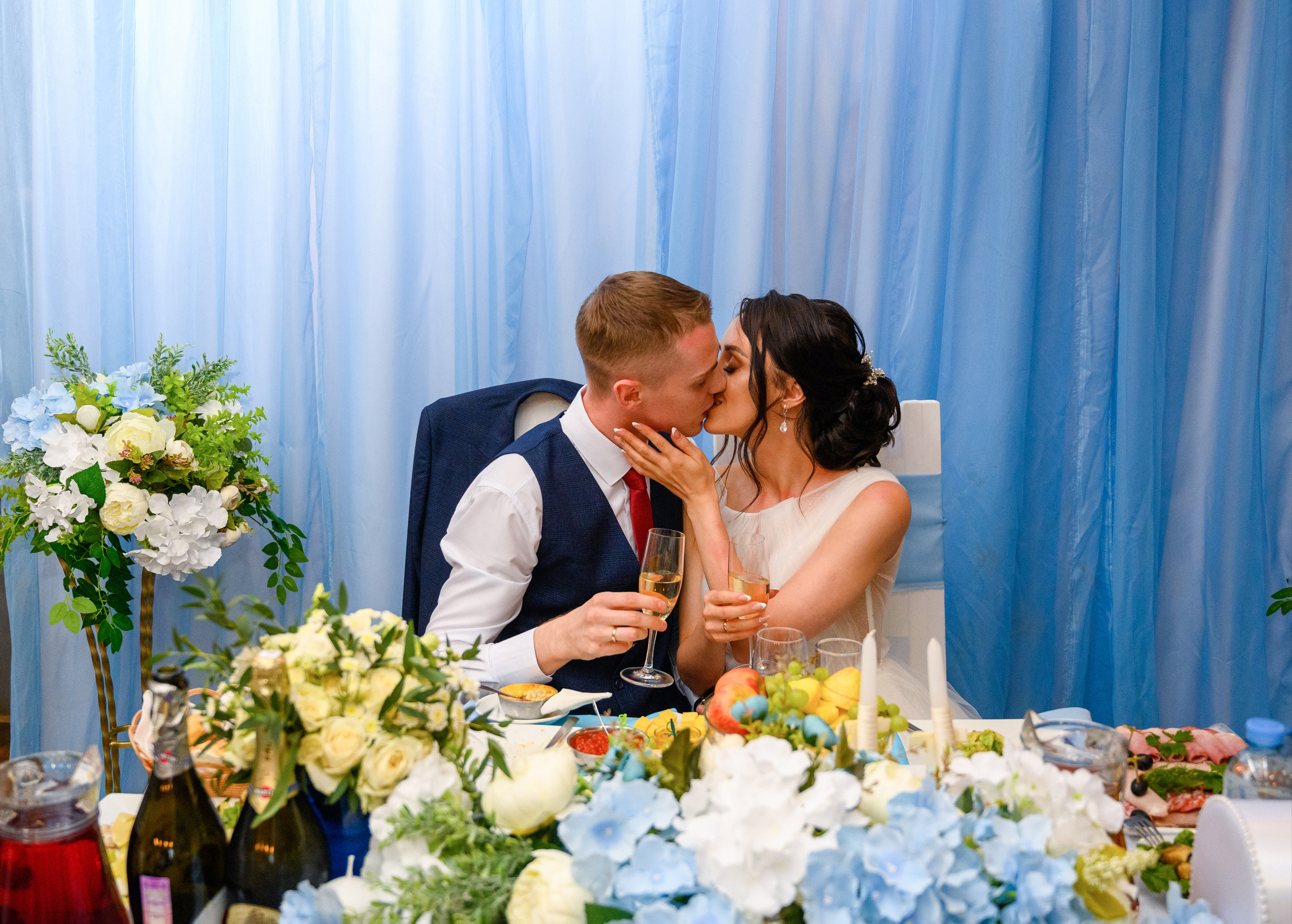 Прогулка в поле, свадьба в поле, прогулка лошади. Семейный и контент фотограф в Москве Alira