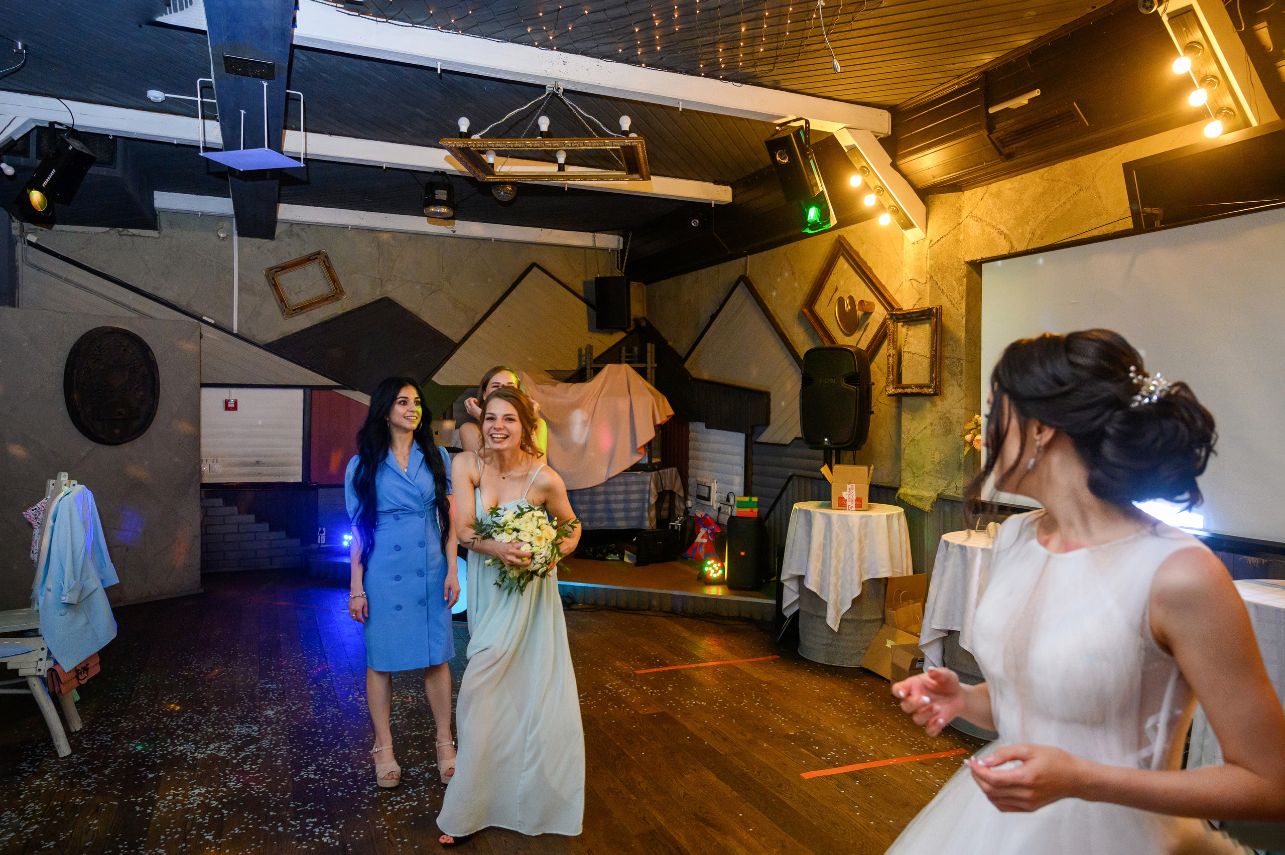 Прогулка в поле, свадьба в поле, прогулка лошади. Семейный и контент фотограф в Москве Alira