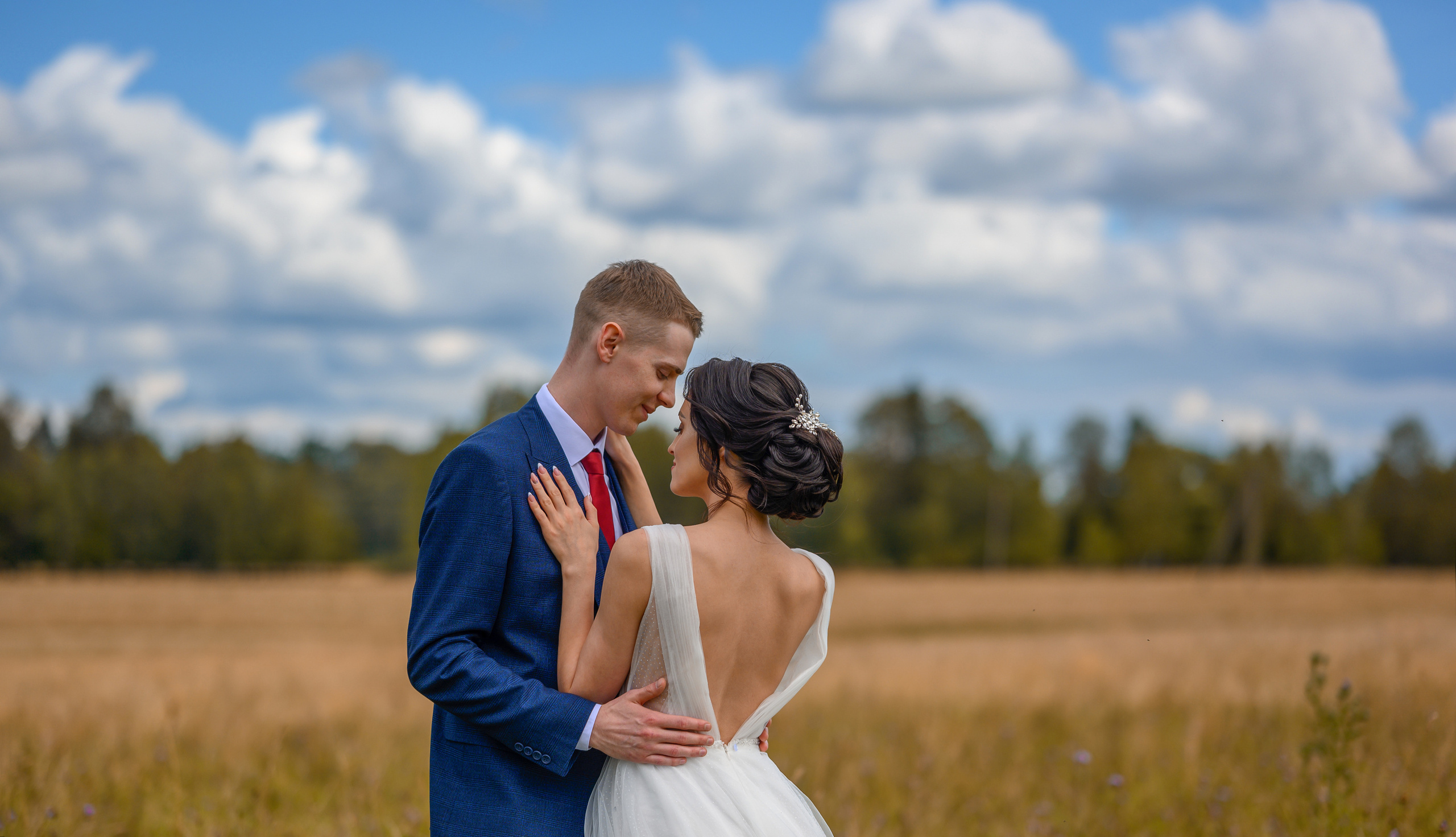 Прогулка в поле, свадьба в поле, прогулка лошади. Семейный и контент фотограф в Москве Alira
