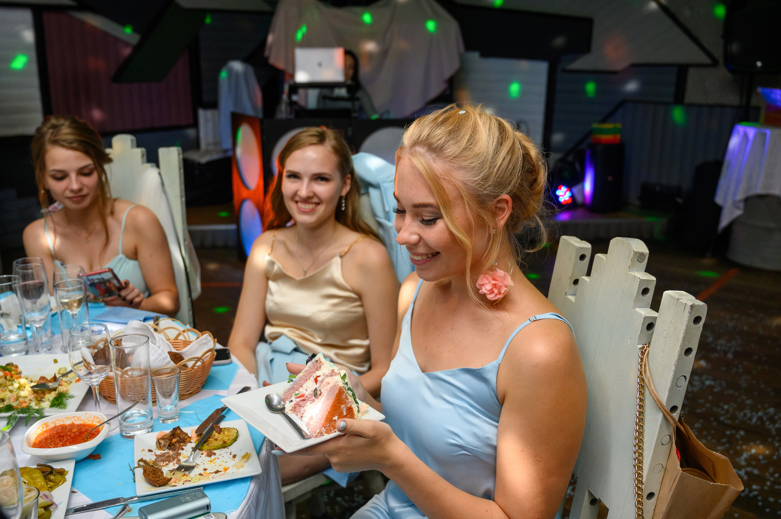 Прогулка в поле, свадьба в поле, прогулка лошади. Семейный и контент фотограф в Москве Alira