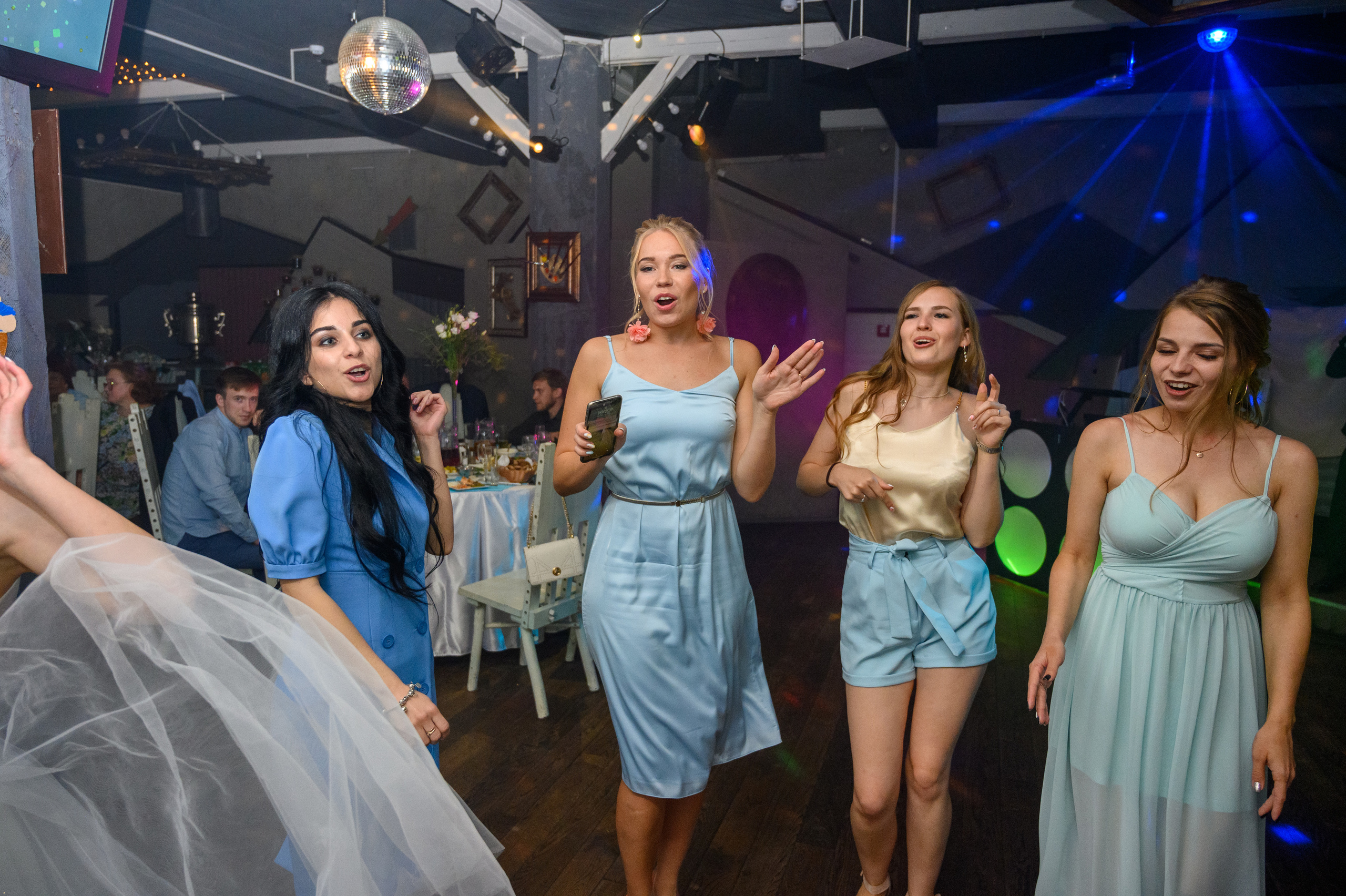 Прогулка в поле, свадьба в поле, прогулка лошади. Семейный и контент фотограф в Москве Alira