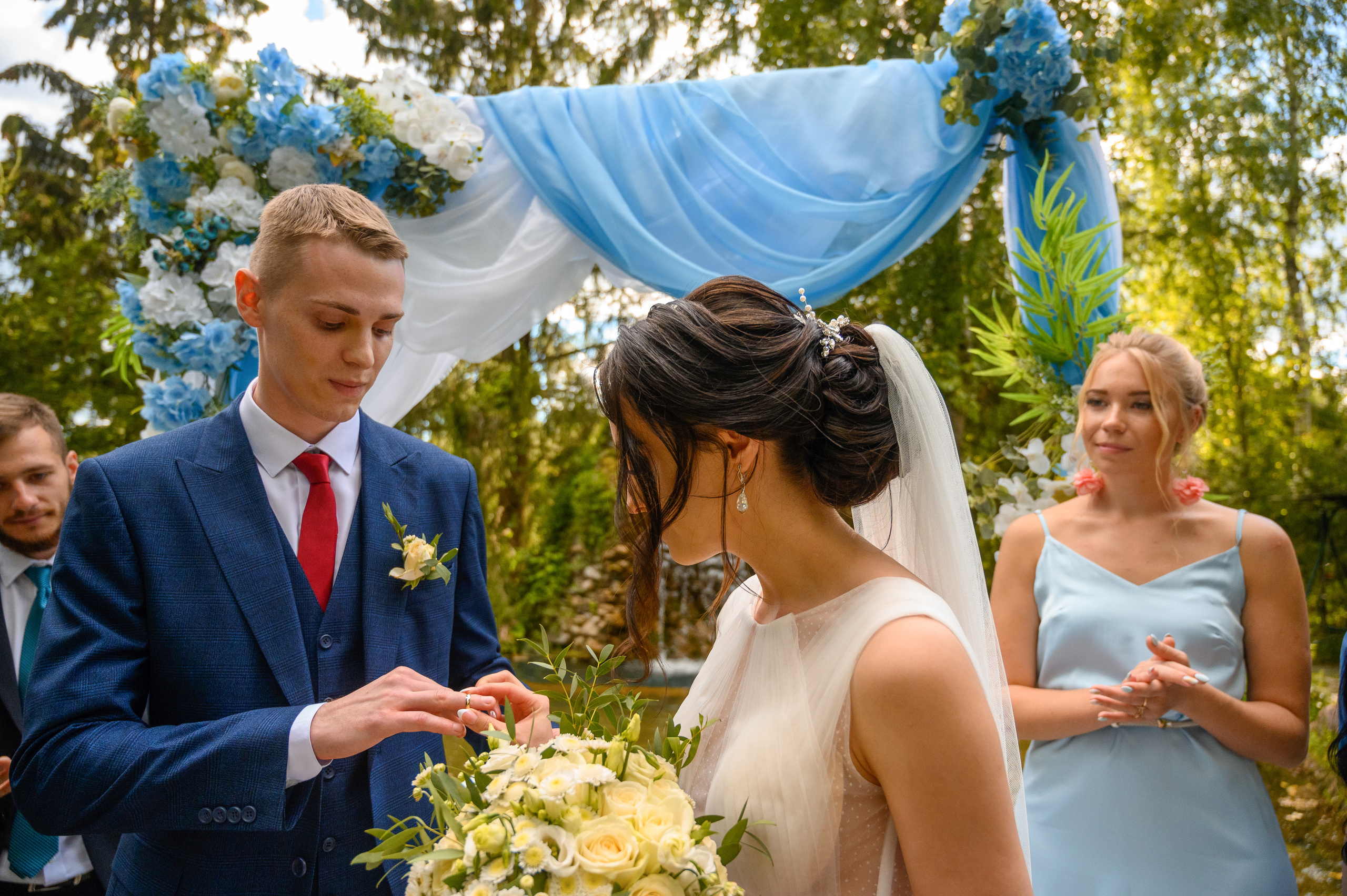 Прогулка в поле, свадьба в поле, прогулка лошади. Семейный и контент фотограф в Москве Alira