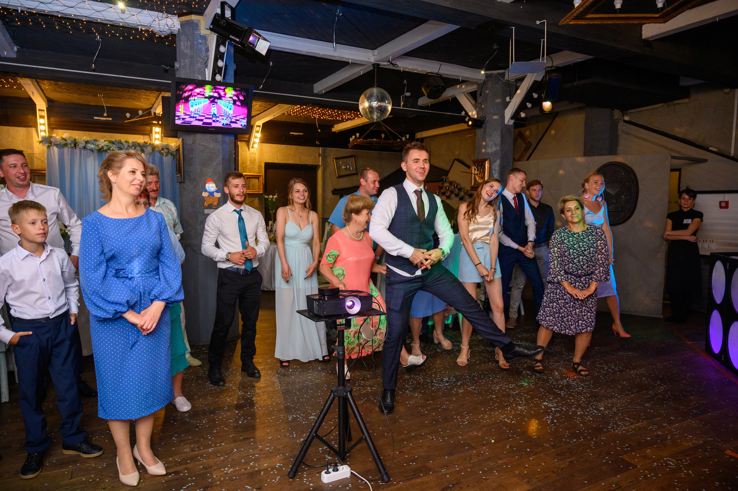 Прогулка в поле, свадьба в поле, прогулка лошади. Семейный и контент фотограф в Москве Alira