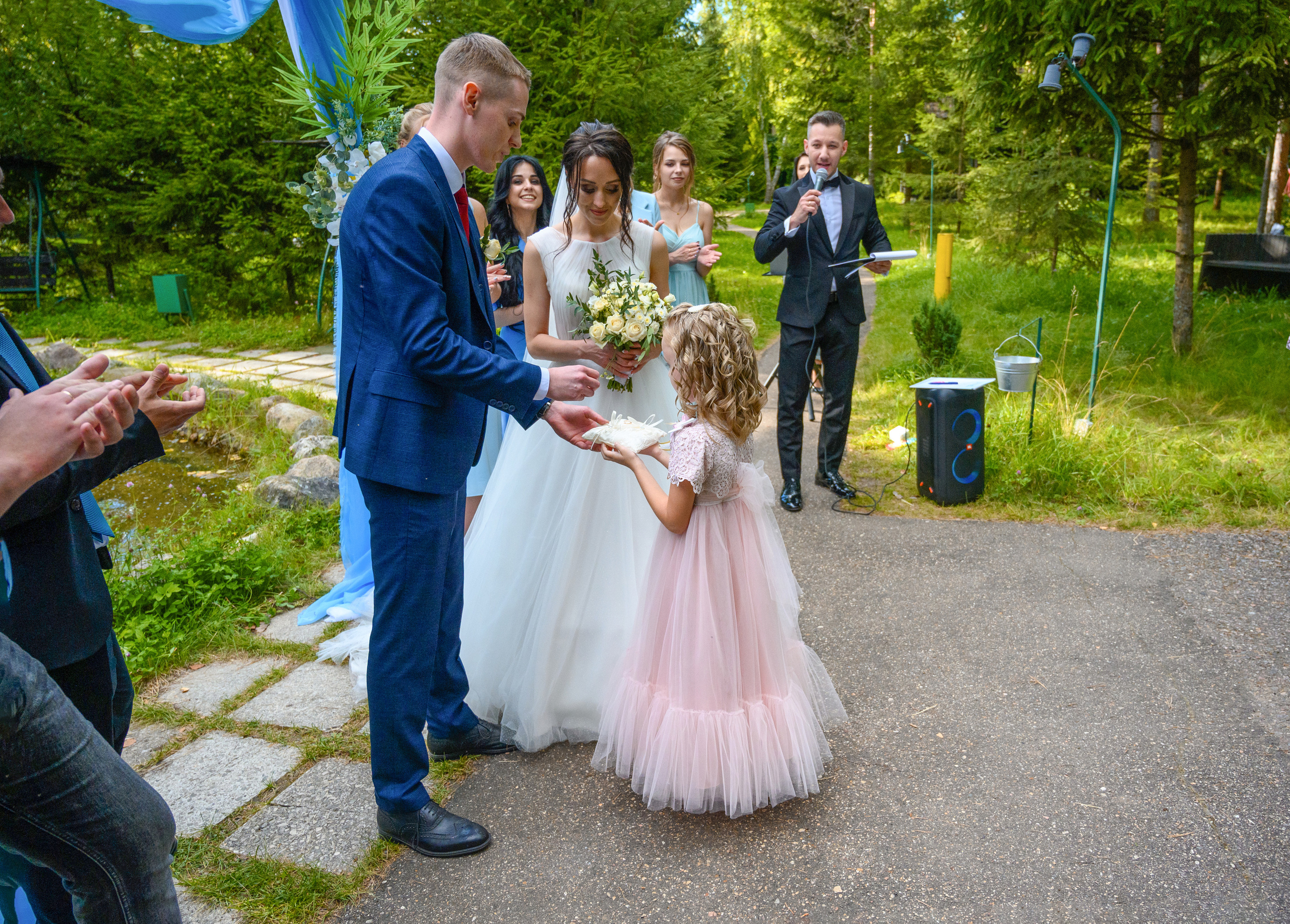 Прогулка в поле, свадьба в поле, прогулка лошади. Семейный и контент фотограф в Москве Alira