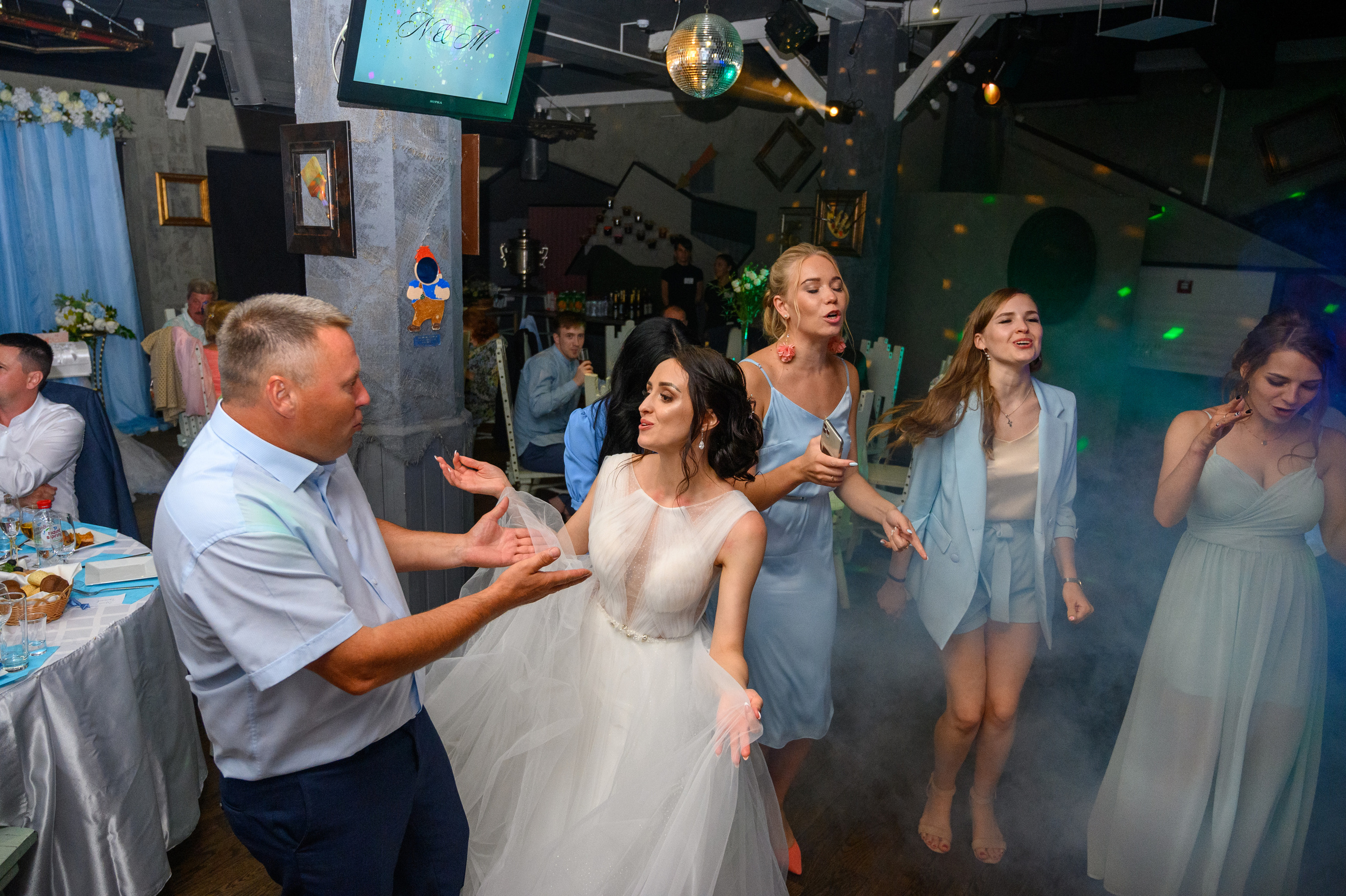 Прогулка в поле, свадьба в поле, прогулка лошади. Семейный и контент фотограф в Москве Alira