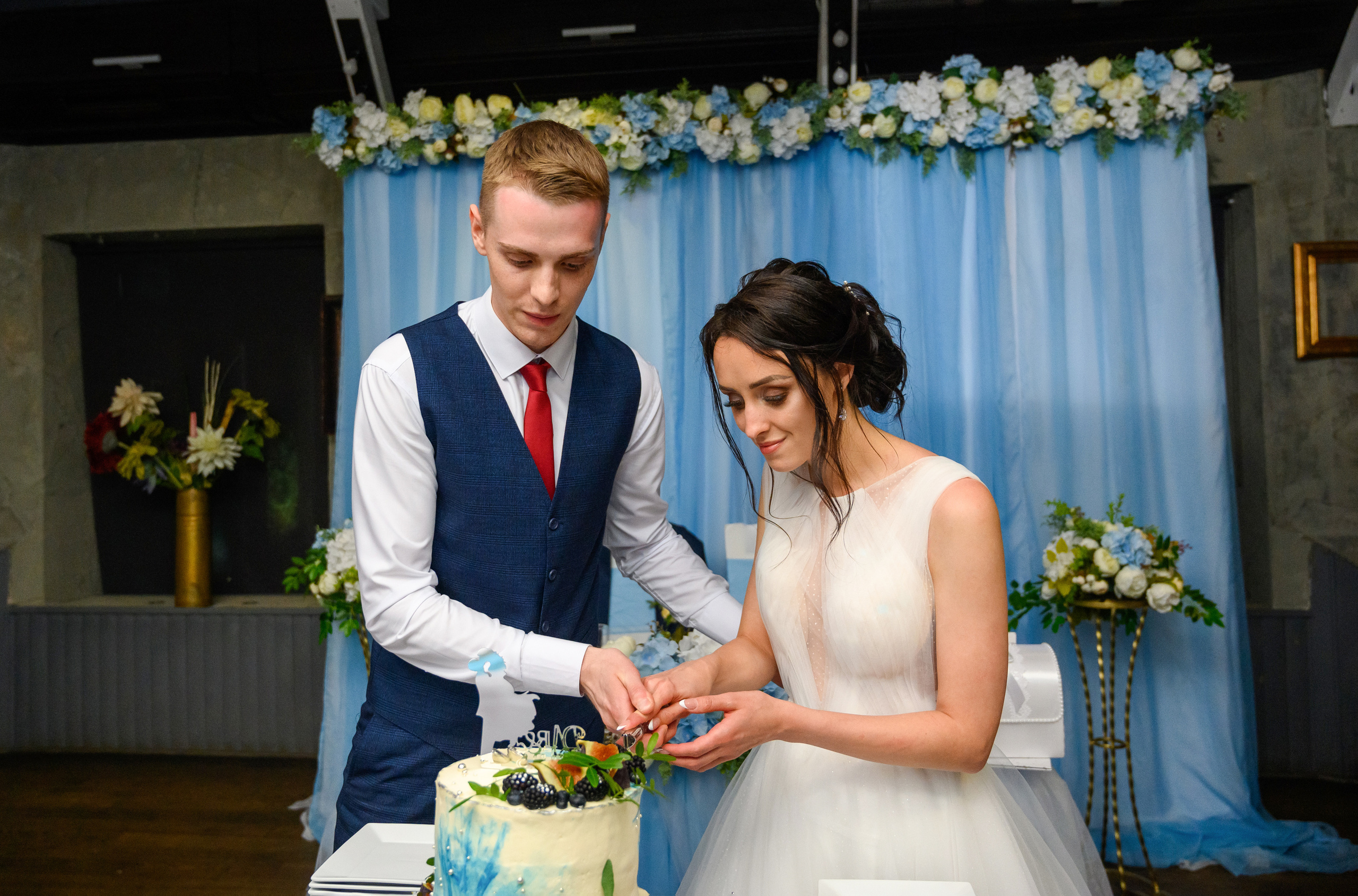Прогулка в поле, свадьба в поле, прогулка лошади. Семейный и контент фотограф в Москве Alira