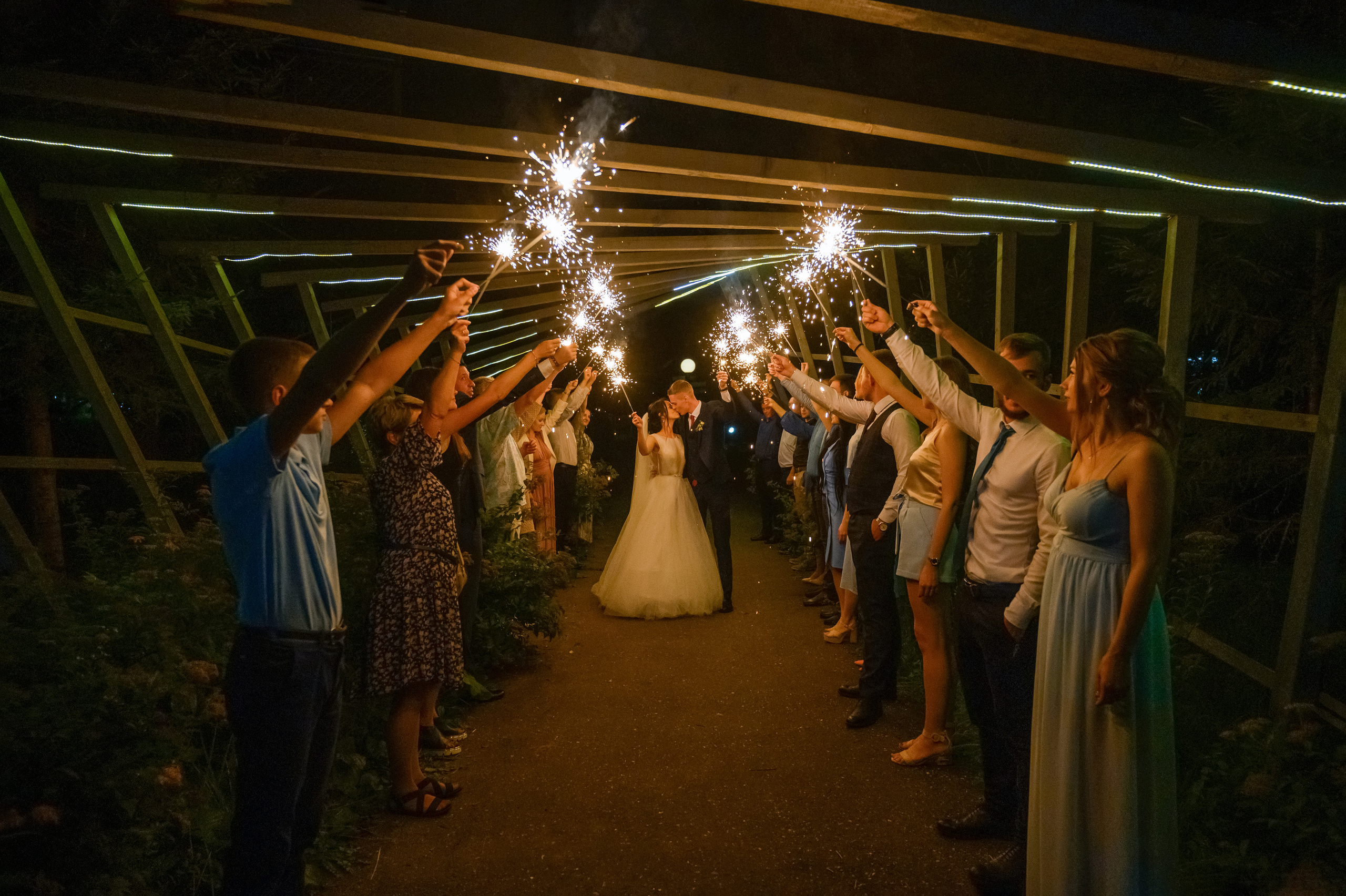 Прогулка в поле, свадьба в поле, прогулка лошади. Семейный и контент фотограф в Москве Alira