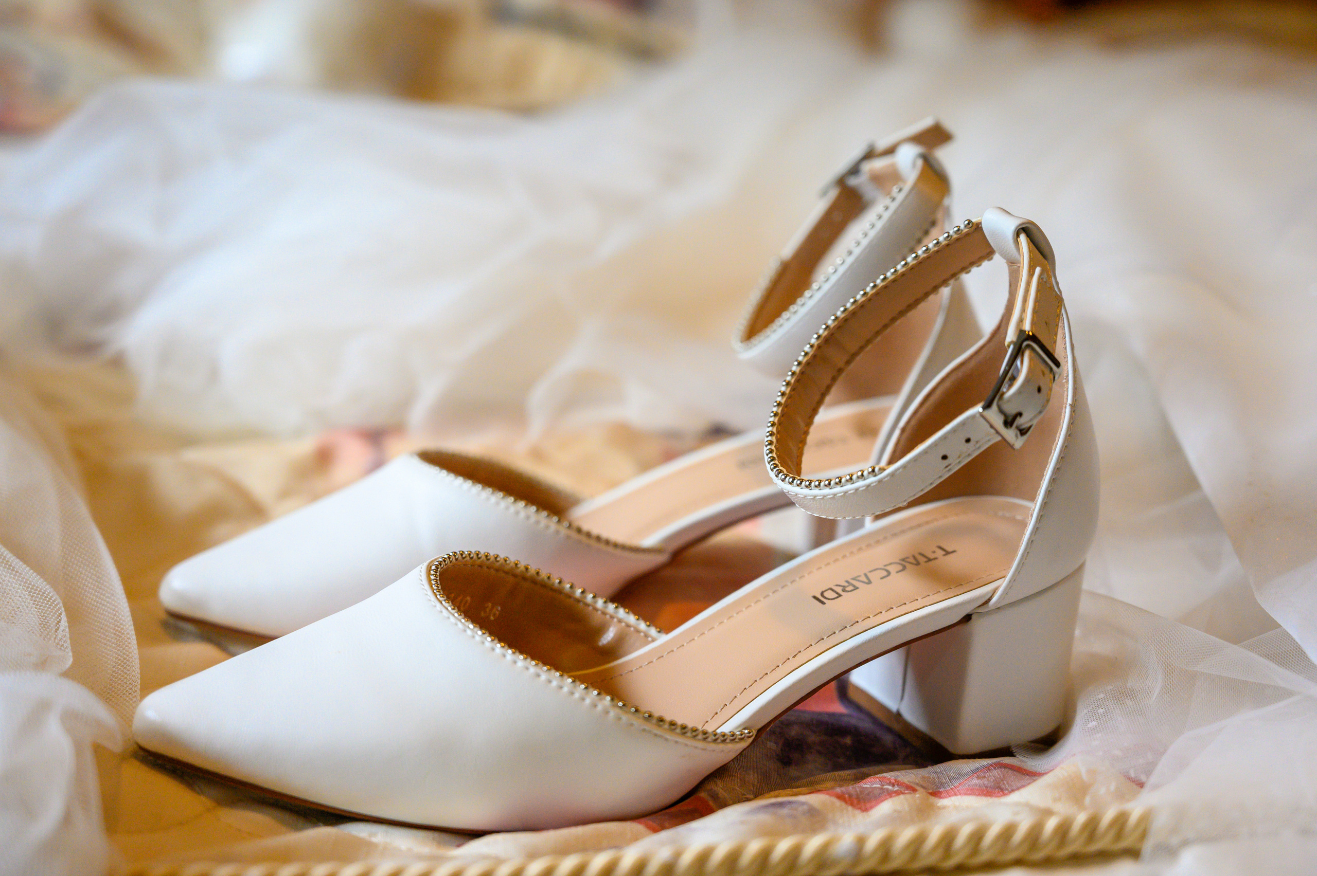 Прогулка в поле, свадьба в поле, прогулка лошади. Семейный и контент фотограф в Москве Alira