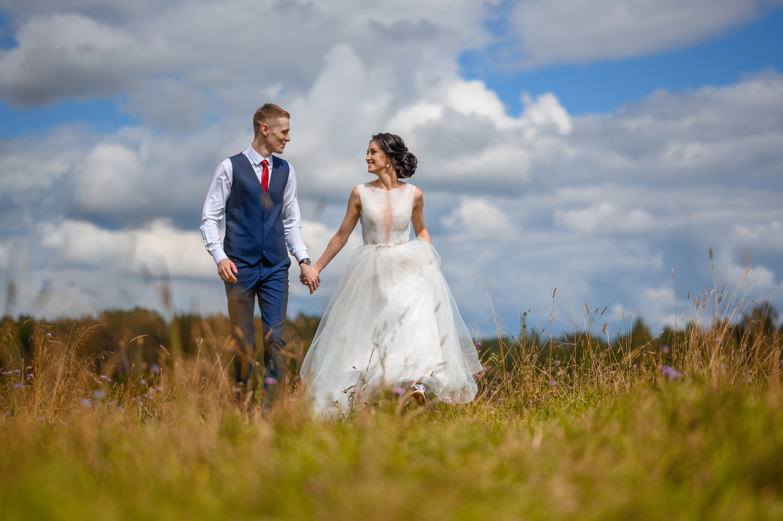 Прогулка в поле, свадьба в поле, прогулка лошади. Семейный и контент фотограф в Москве Alira