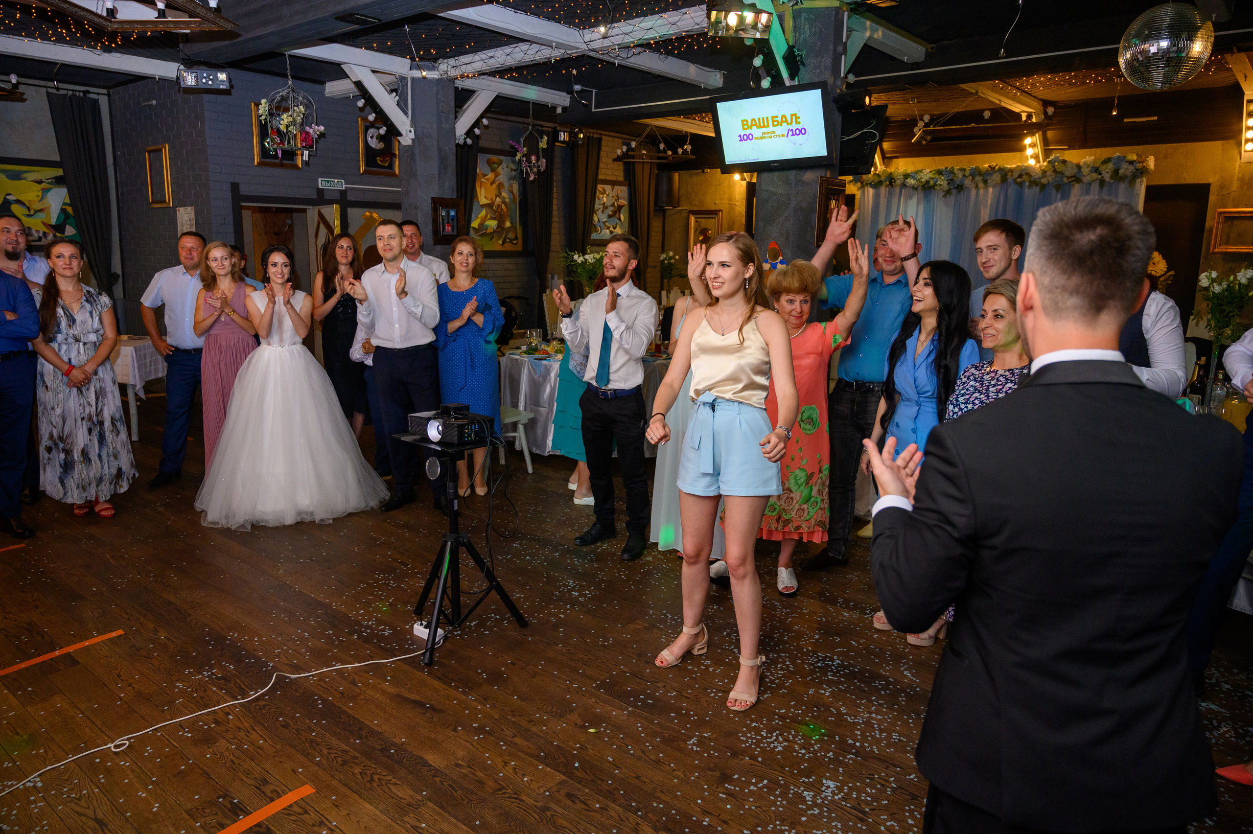 Прогулка в поле, свадьба в поле, прогулка лошади. Семейный и контент фотограф в Москве Alira