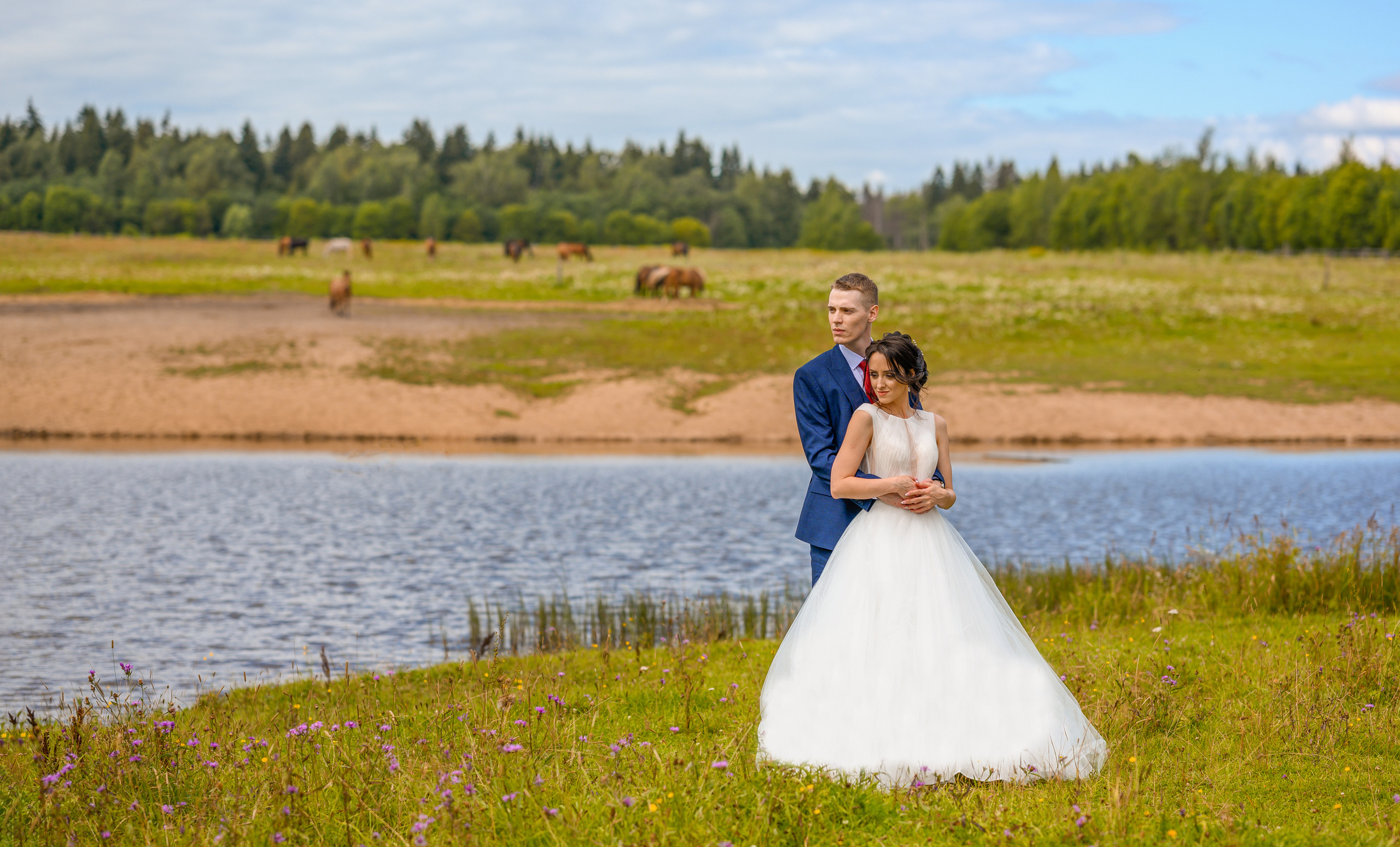 Прогулка в поле, свадьба в поле, прогулка лошади. Семейный и контент фотограф в Москве Alira