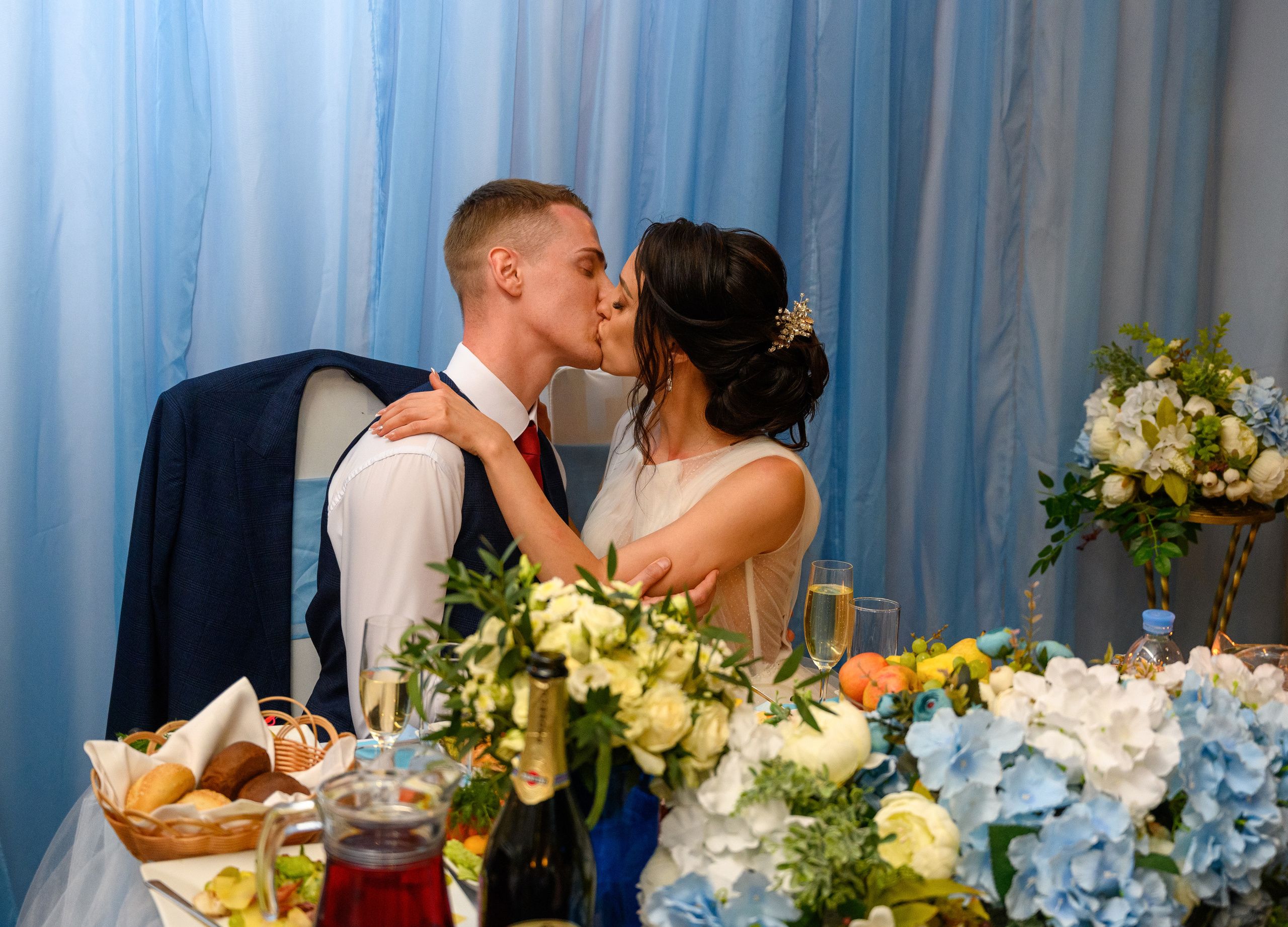 Прогулка в поле, свадьба в поле, прогулка лошади. Семейный и контент фотограф в Москве Alira