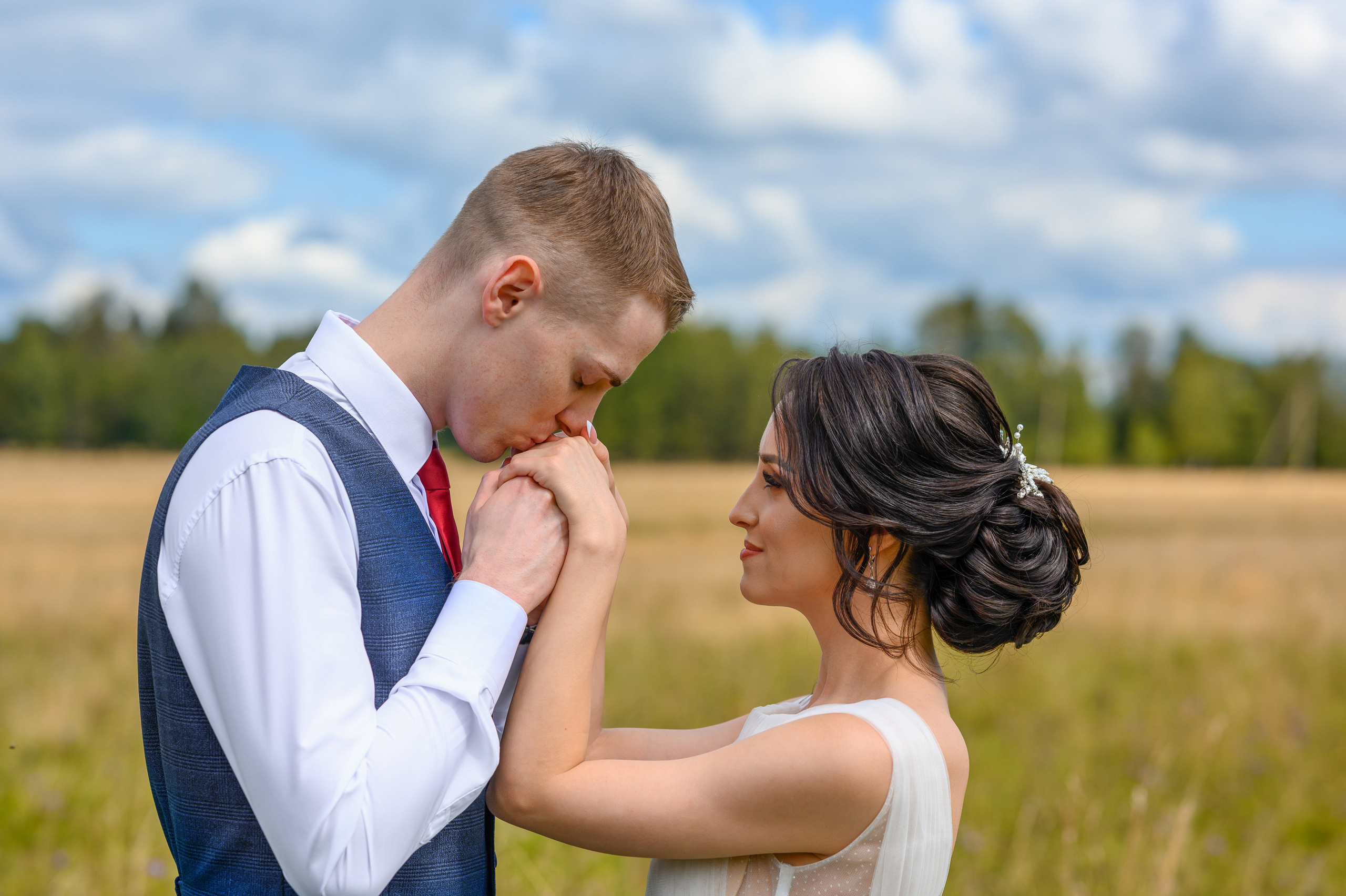 Прогулка в поле, свадьба в поле, прогулка лошади. Семейный и контент фотограф в Москве Alira