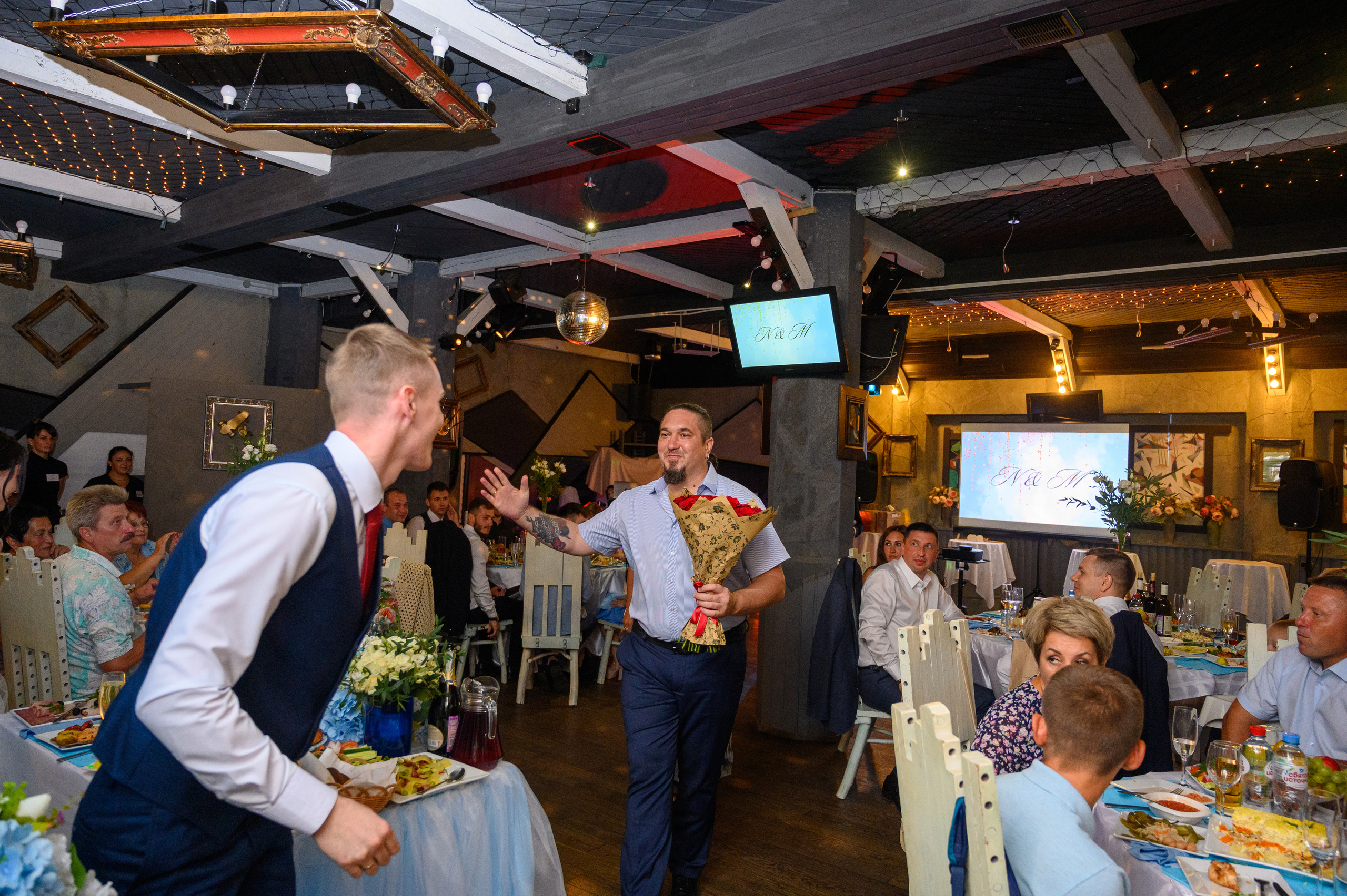 Прогулка в поле, свадьба в поле, прогулка лошади. Семейный и контент фотограф в Москве Alira