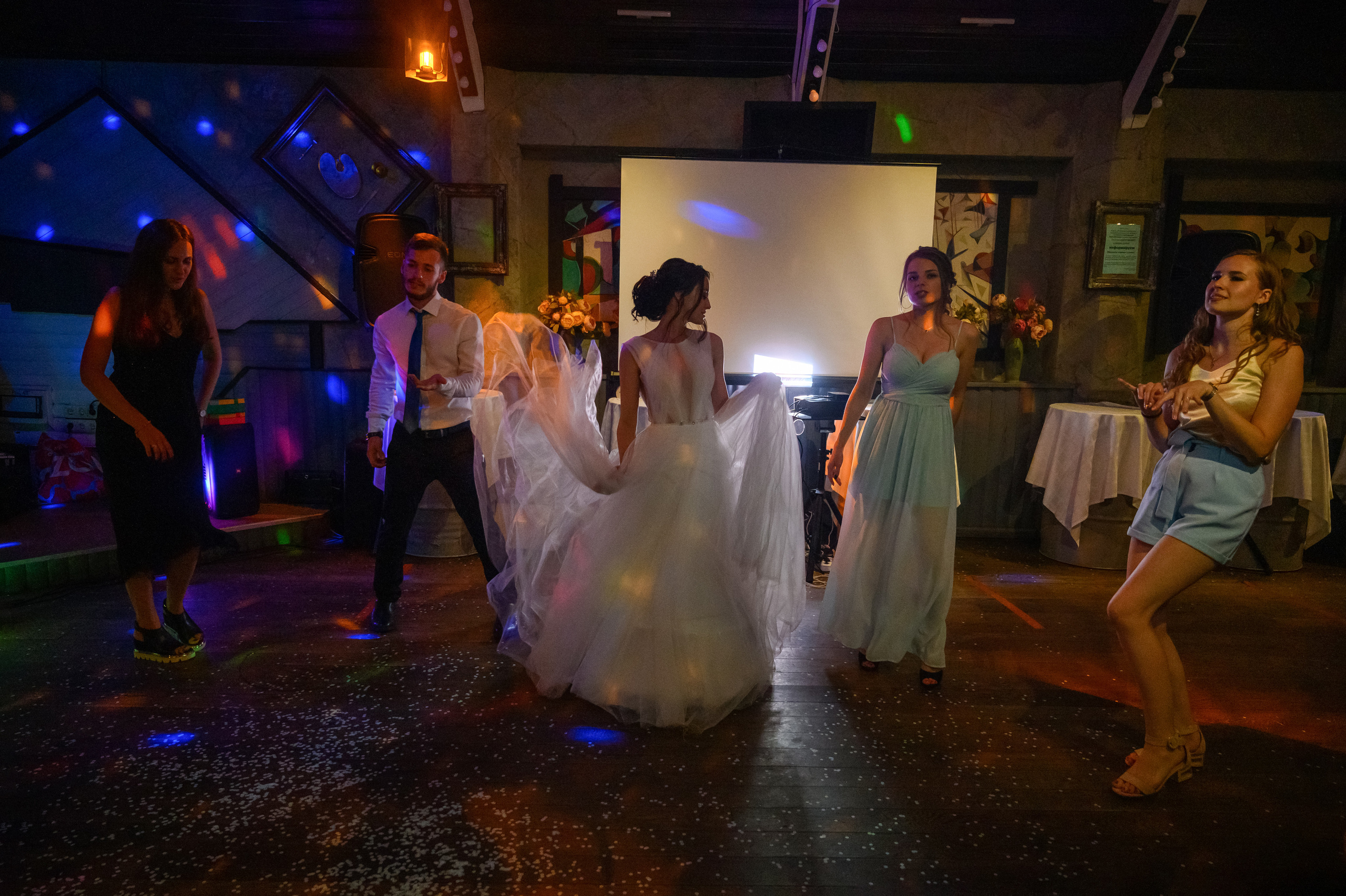 Прогулка в поле, свадьба в поле, прогулка лошади. Семейный и контент фотограф в Москве Alira