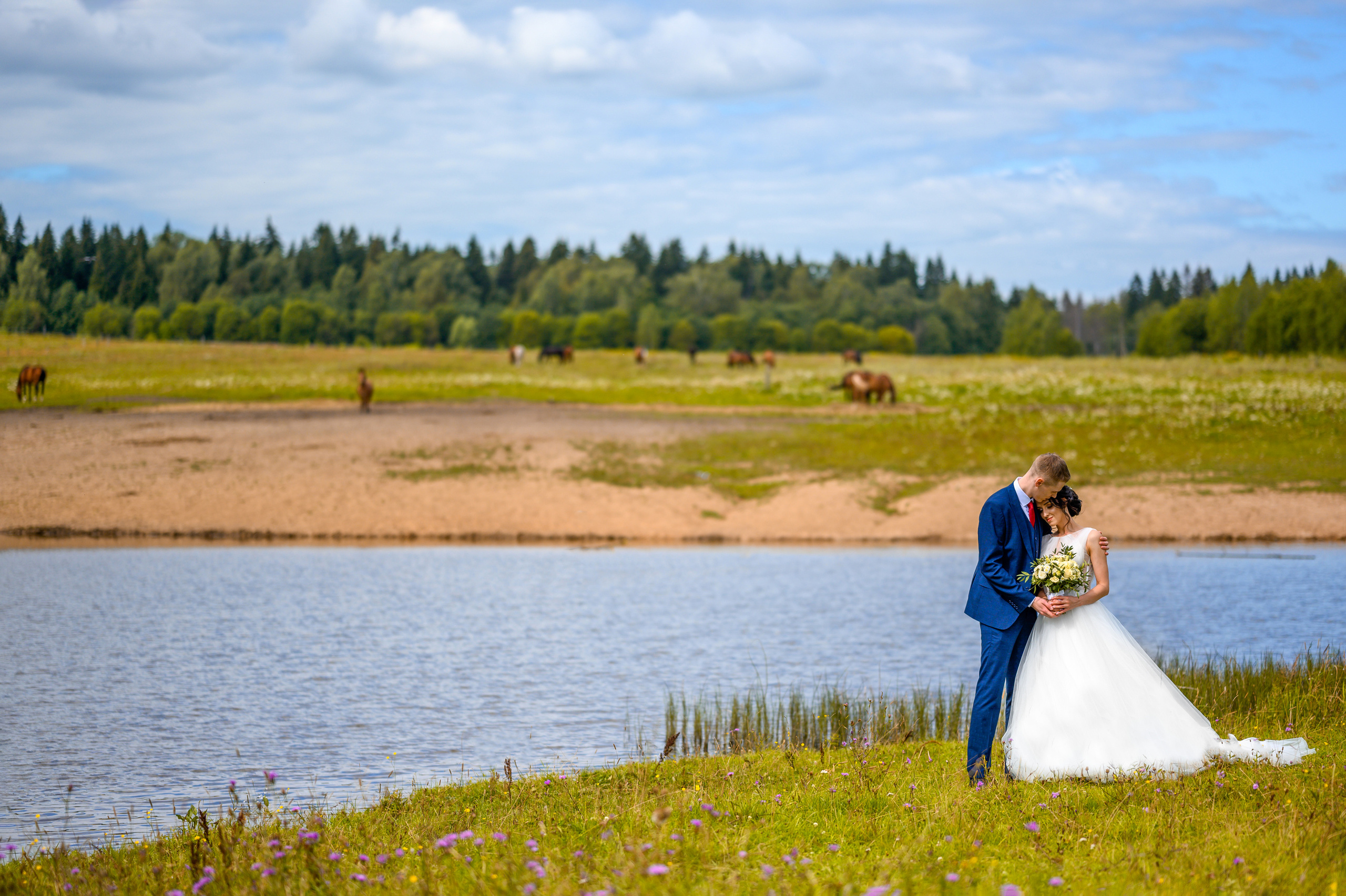 Прогулка в поле, свадьба в поле, прогулка лошади. Семейный и контент фотограф в Москве Alira