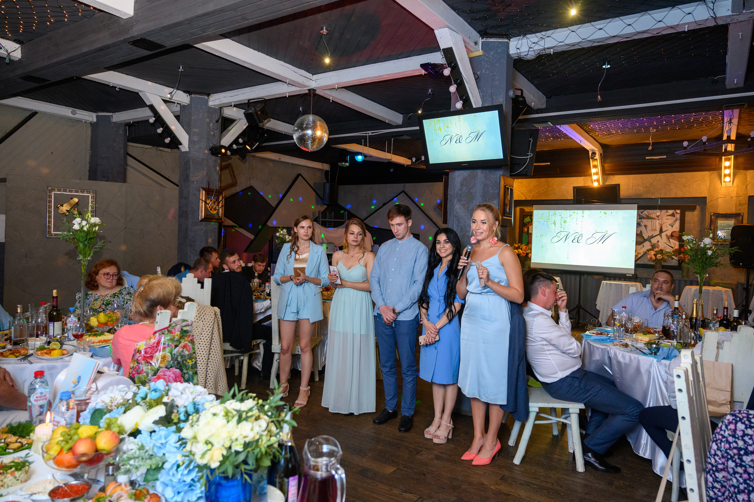 Прогулка в поле, свадьба в поле, прогулка лошади. Семейный и контент фотограф в Москве Alira