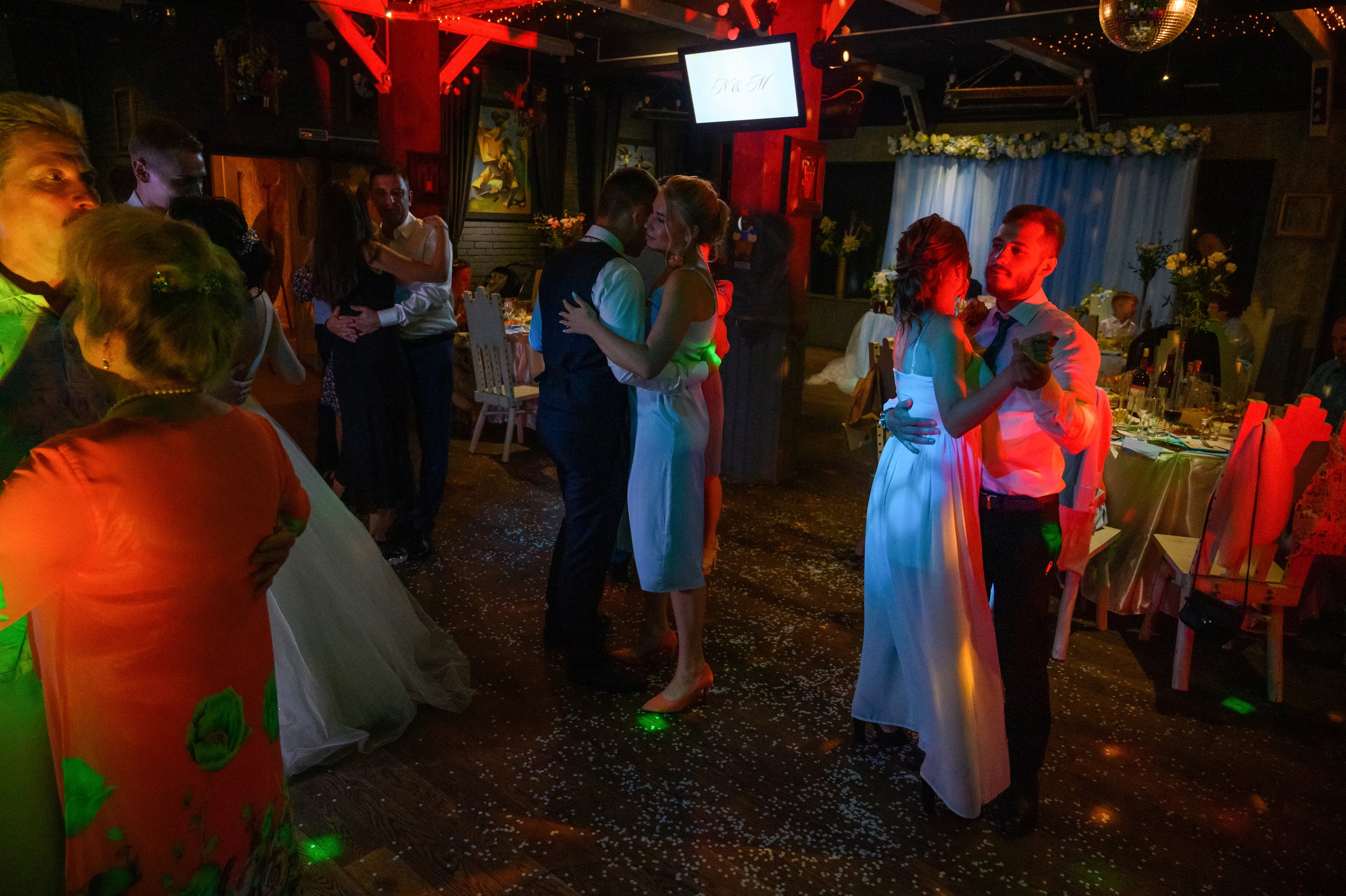 Прогулка в поле, свадьба в поле, прогулка лошади. Семейный и контент фотограф в Москве Alira