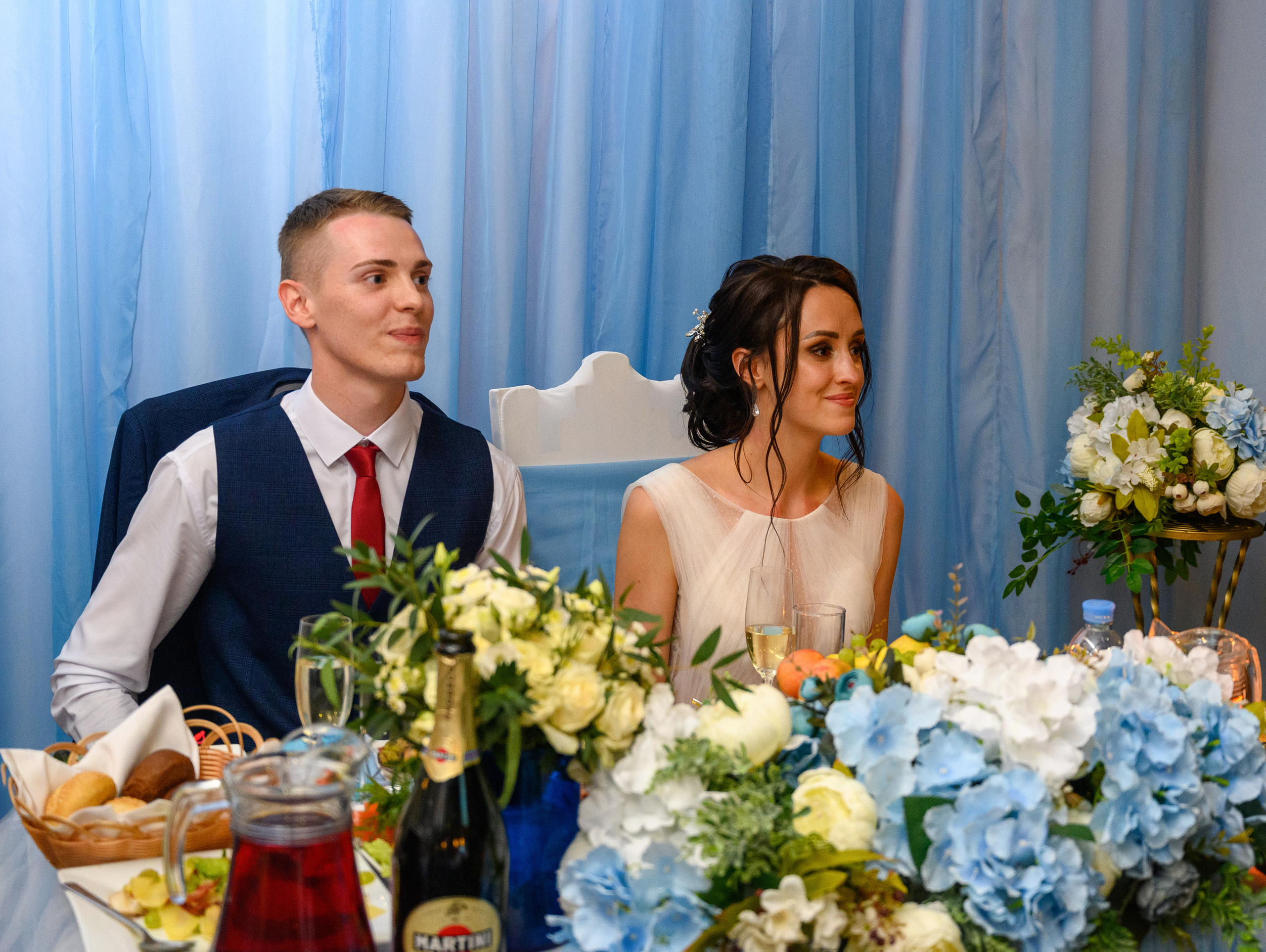 Прогулка в поле, свадьба в поле, прогулка лошади. Семейный и контент фотограф в Москве Alira